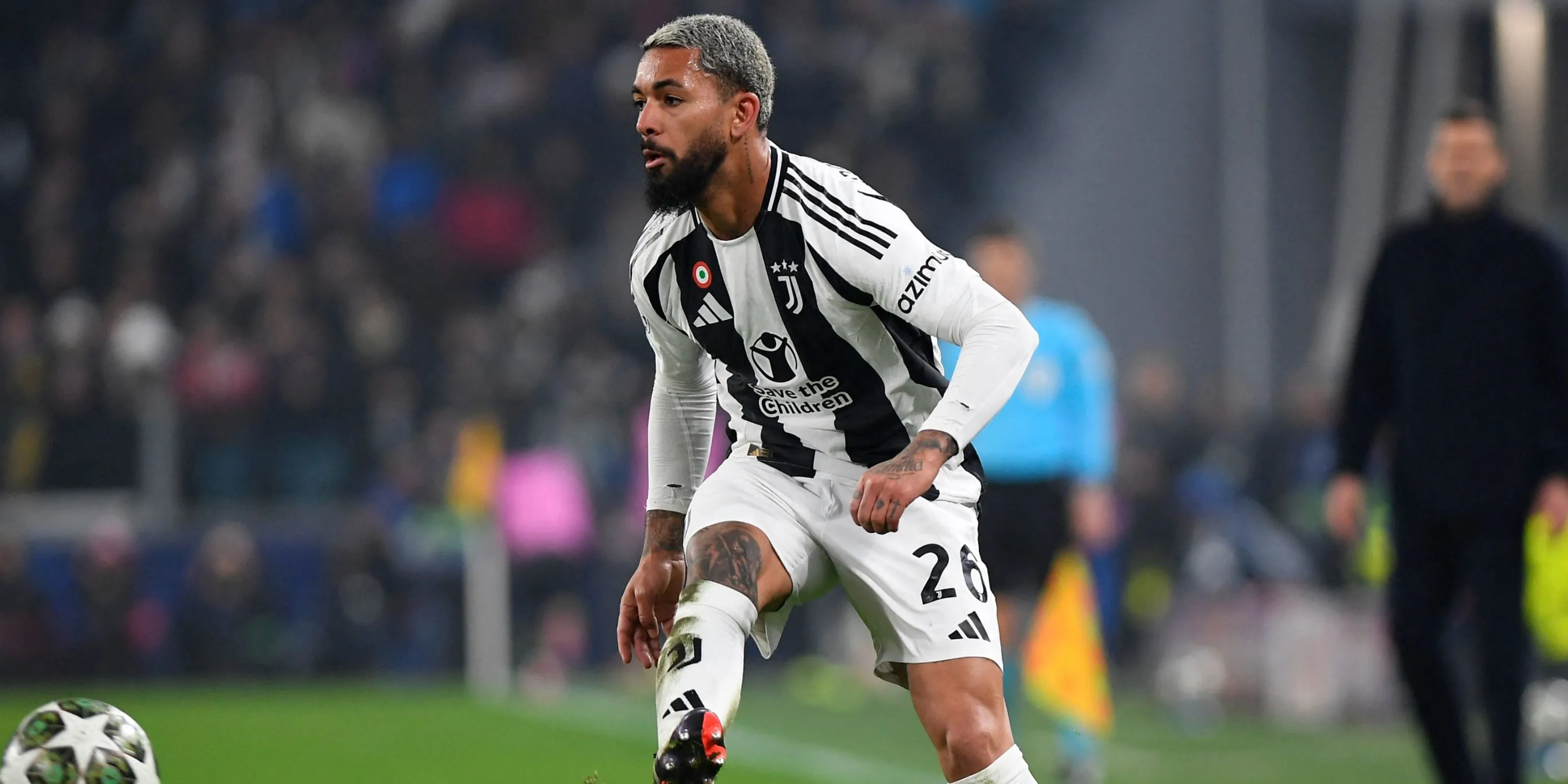 Douglas Luiz thi đấu cho Juventus tại Champions League