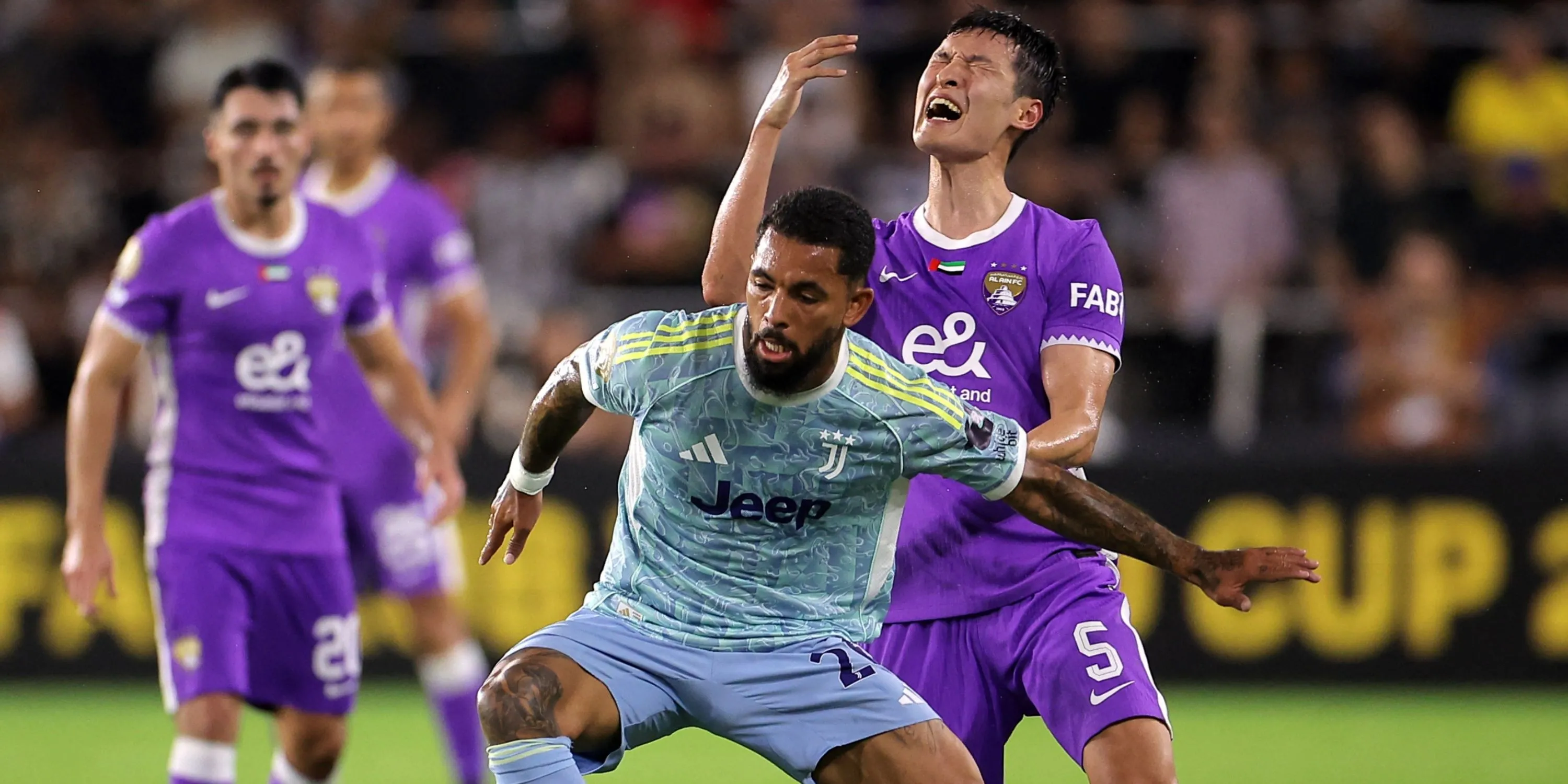 Douglas Luiz thi đấu cho Juventus, trước đó từng là tiền vệ hàng đầu Premier League