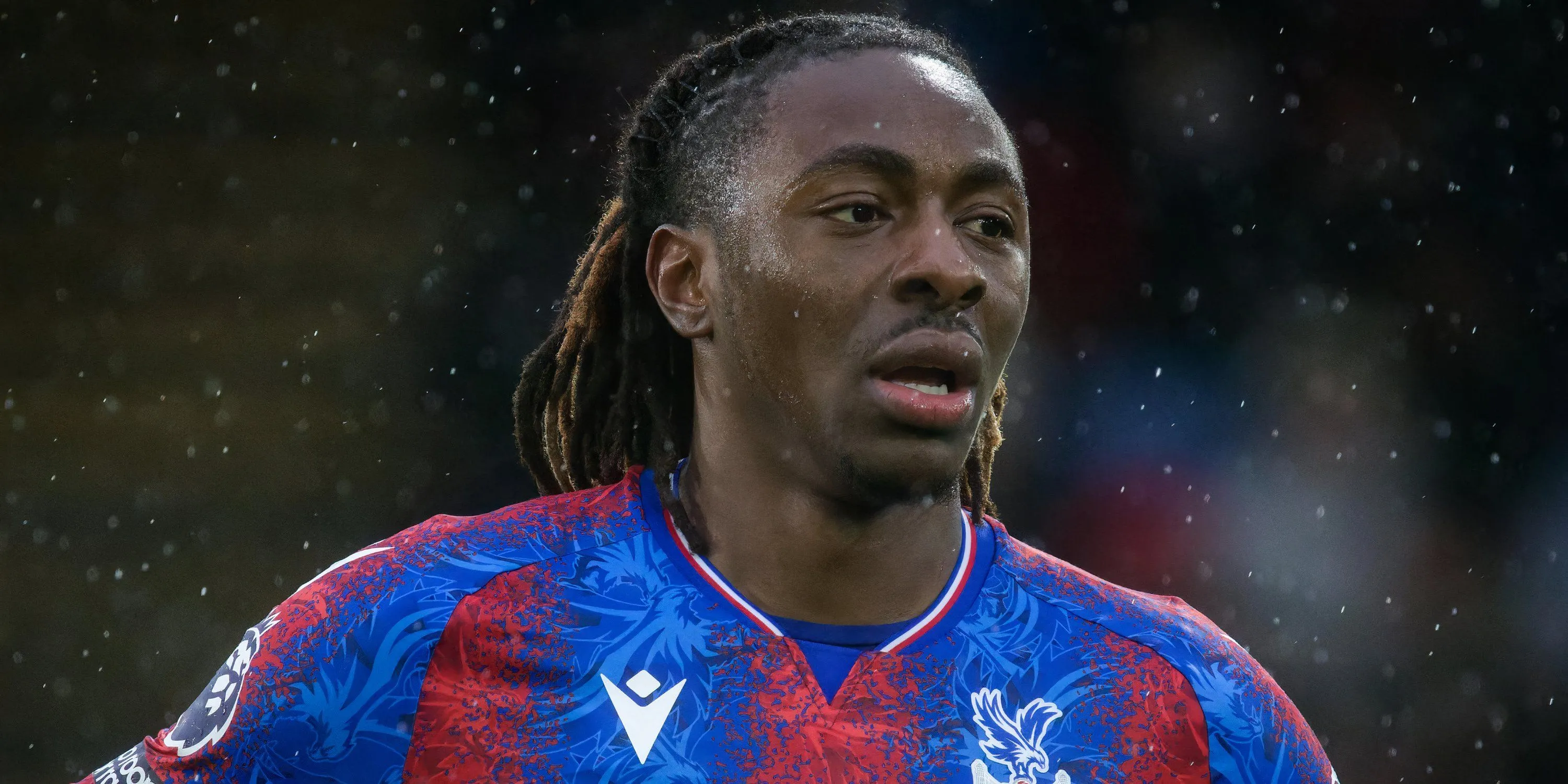 Eberechi Eze trong một pha bóng cho Crystal Palace.