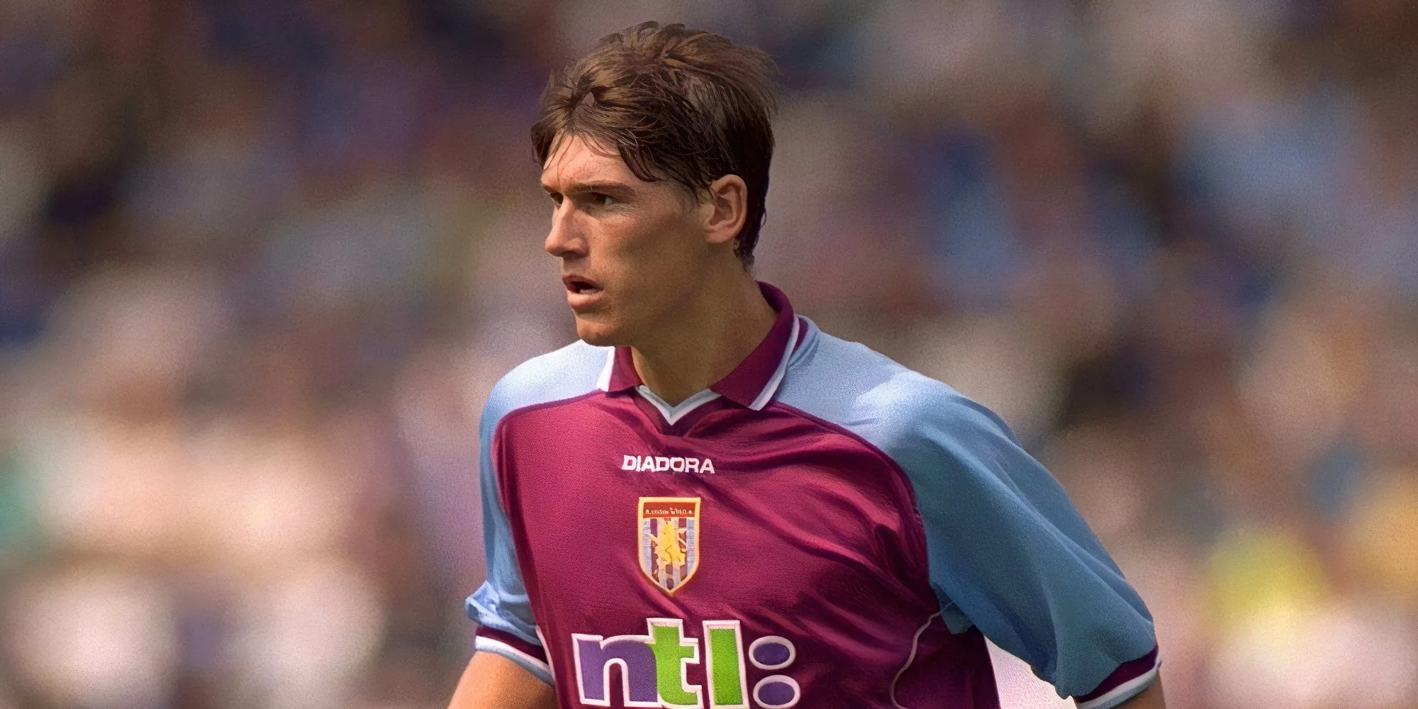 Gareth Barry trong màu áo Aston Villa, nơi khởi đầu sự nghiệp Premier League lẫy lừng