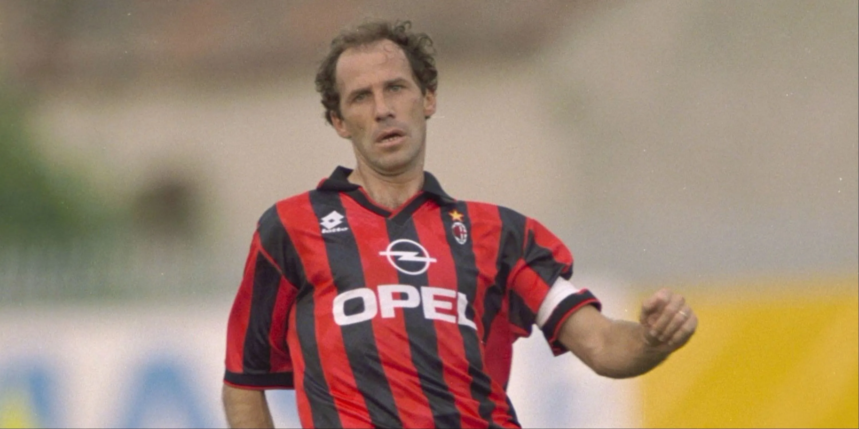 Hậu vệ huyền thoại Franco Baresi trong màu áo AC Milan.