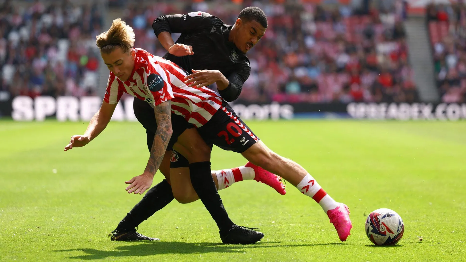 Hậu vệ Yan Valery trong màu áo Sheffield Wednesday cùng đồng đội Jack Clarke