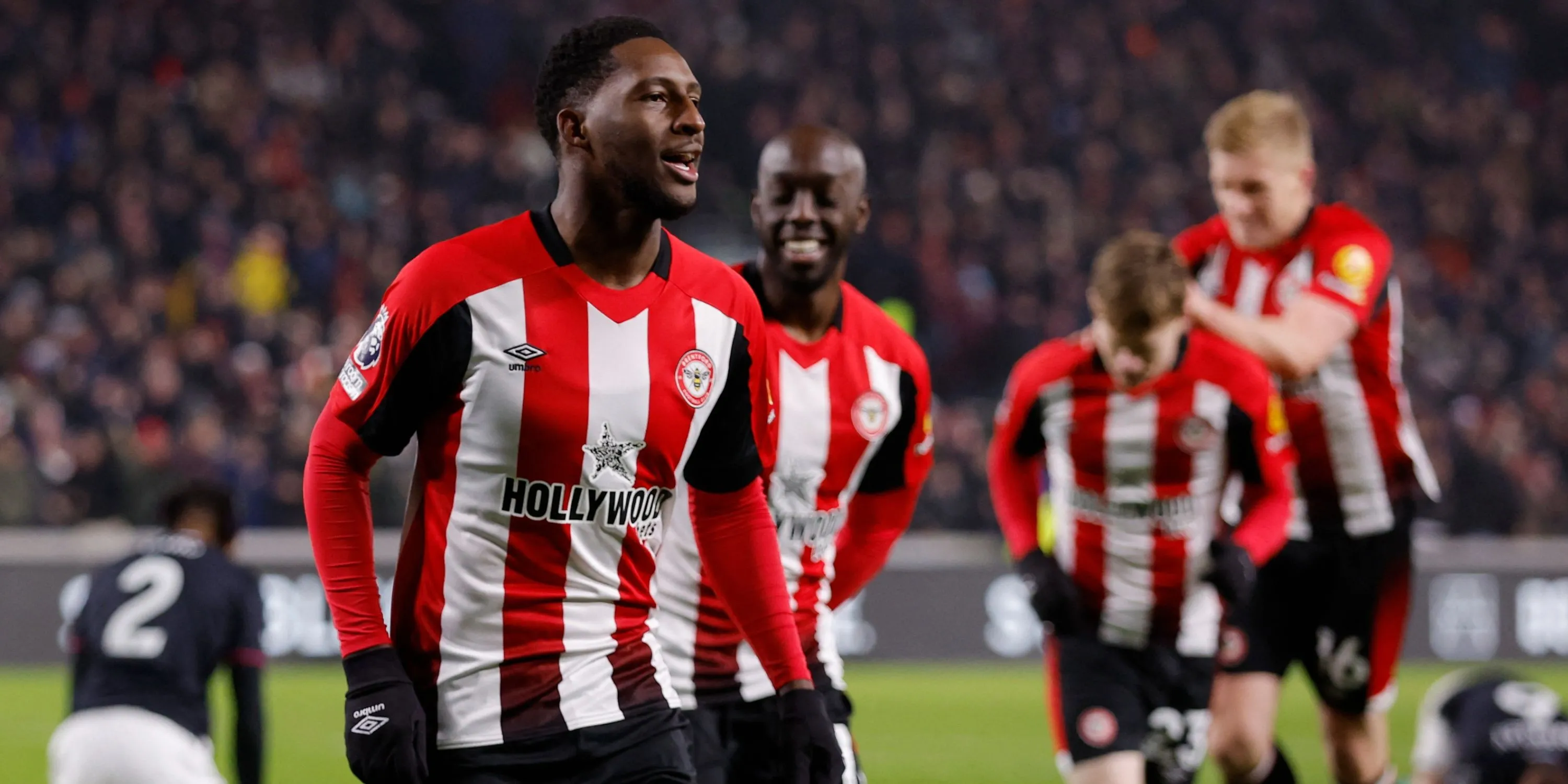 Hình ảnh cầu thủ Brentford thi đấu trên sân cỏ