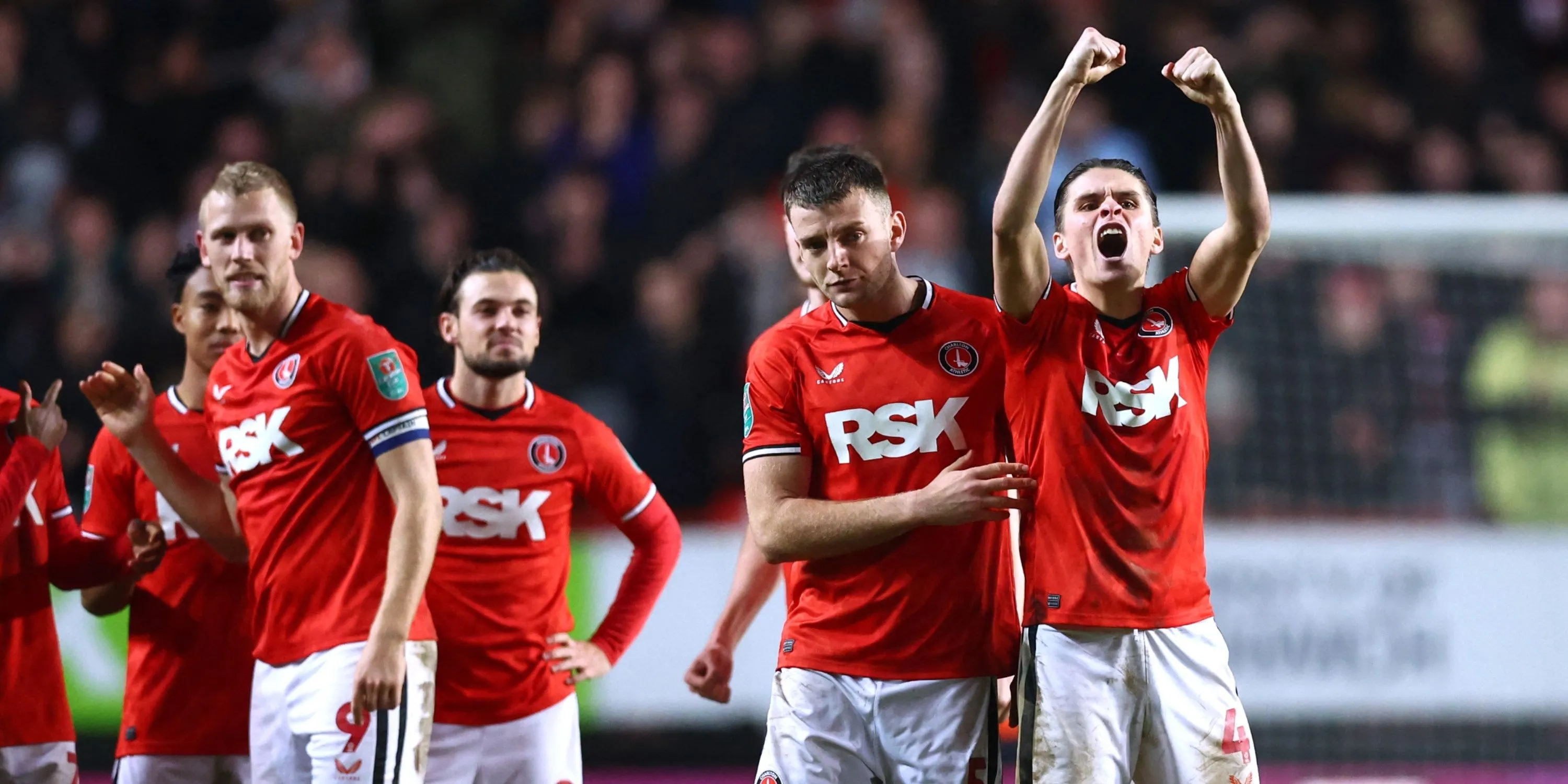 Hình ảnh cầu thủ Charlton Athletic trong trang phục thi đấu