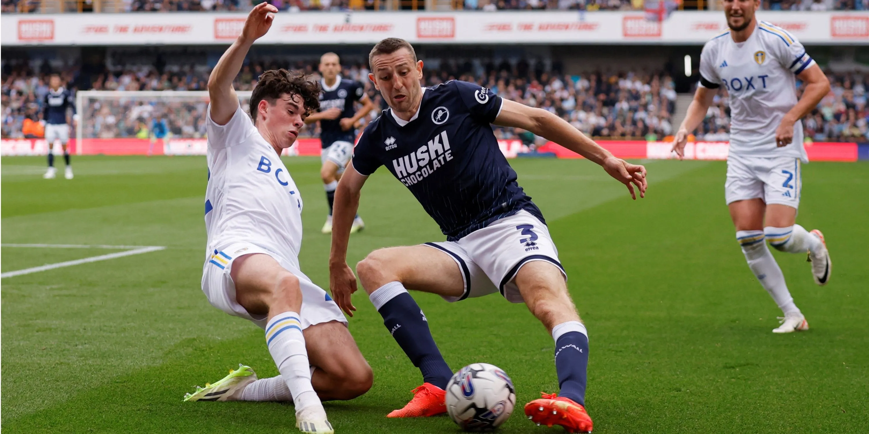Hình ảnh Murray Wallace của Millwall đối đầu với Archie Gray của Leeds United