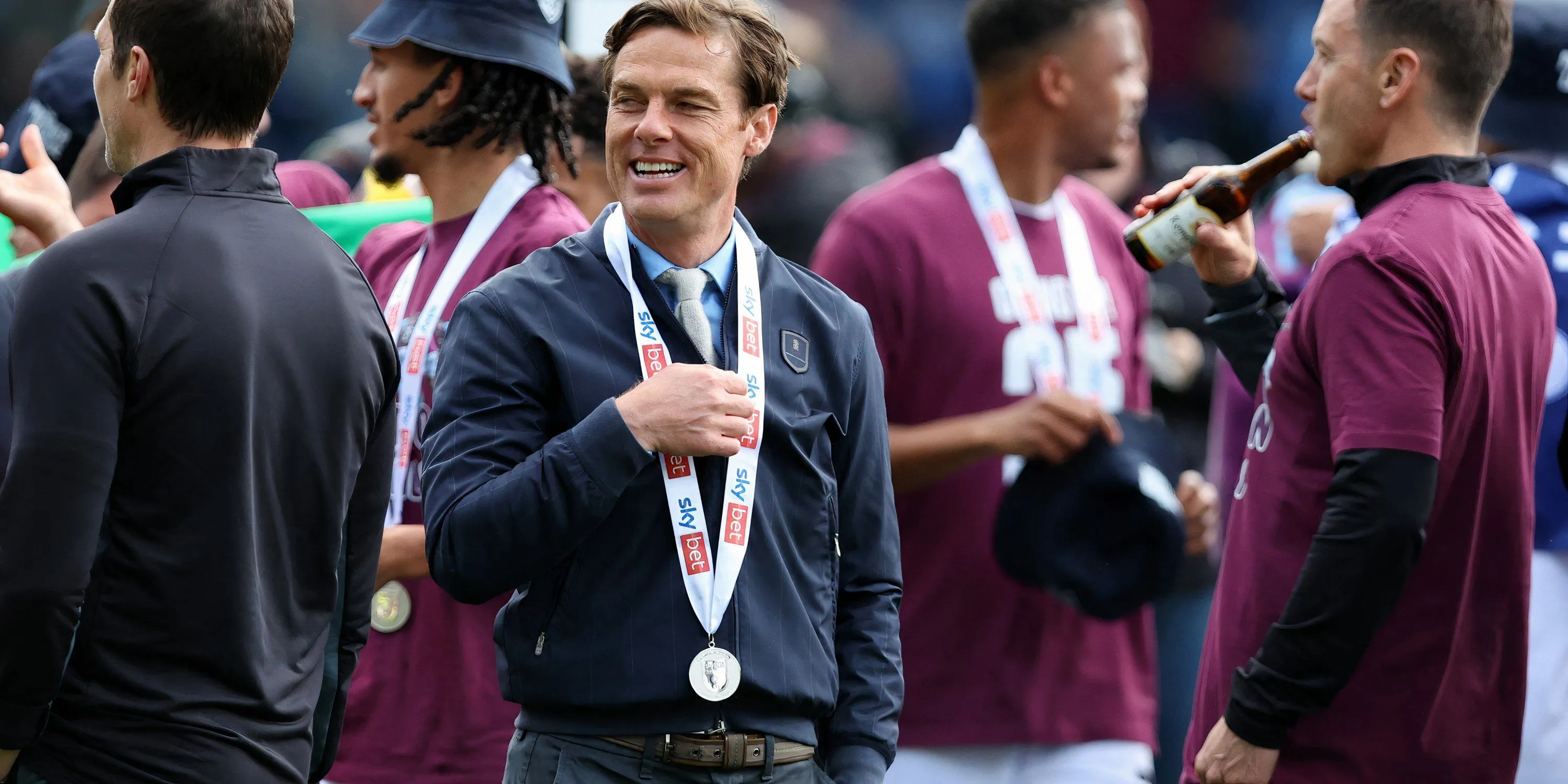 Huấn luyện viên Scott Parker chỉ đạo trên sân tập
