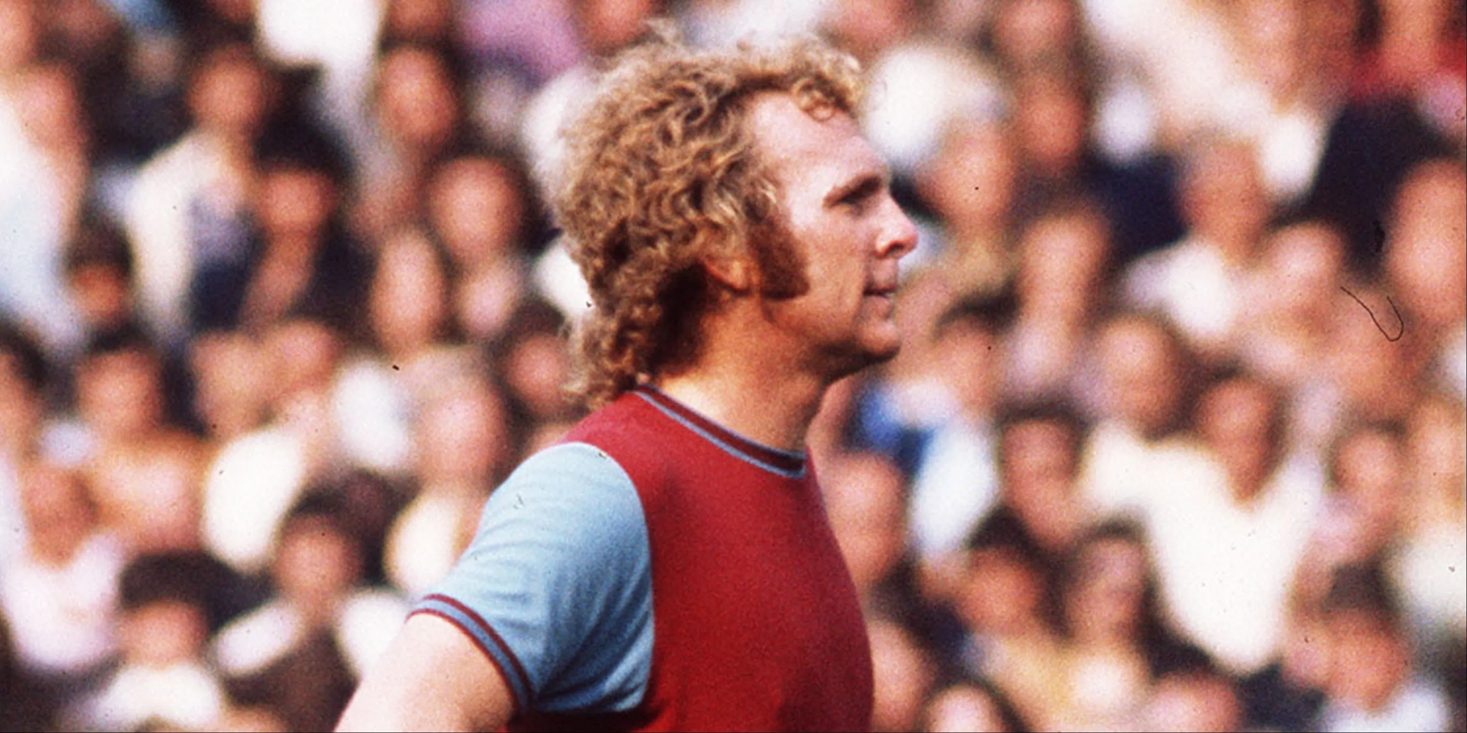 Huyền thoại Bobby Moore thi đấu cho West Ham United.
