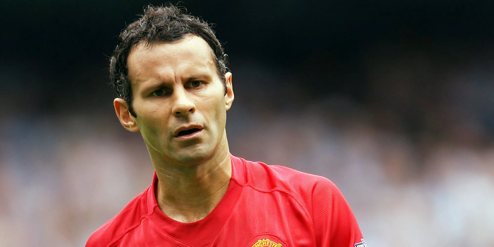 Huyền thoại Ryan Giggs của Manchester United thi đấu trên sân