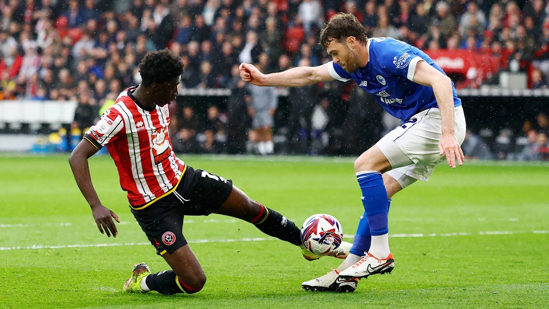 Jesurun Rak-Sakyi và Callum Chambers trong trận đấu của Sheffield United