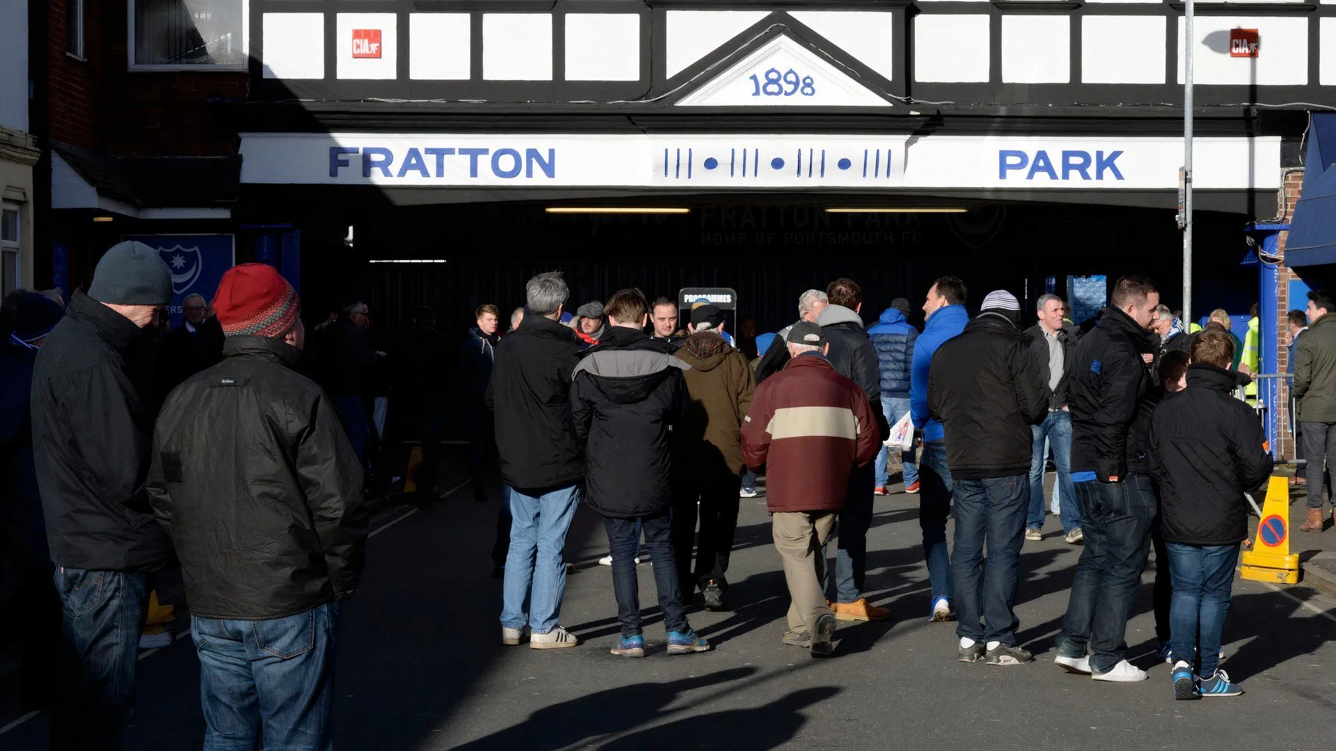 Khán đài và khu vực bên ngoài sân vận động Fratton Park của Portsmouth