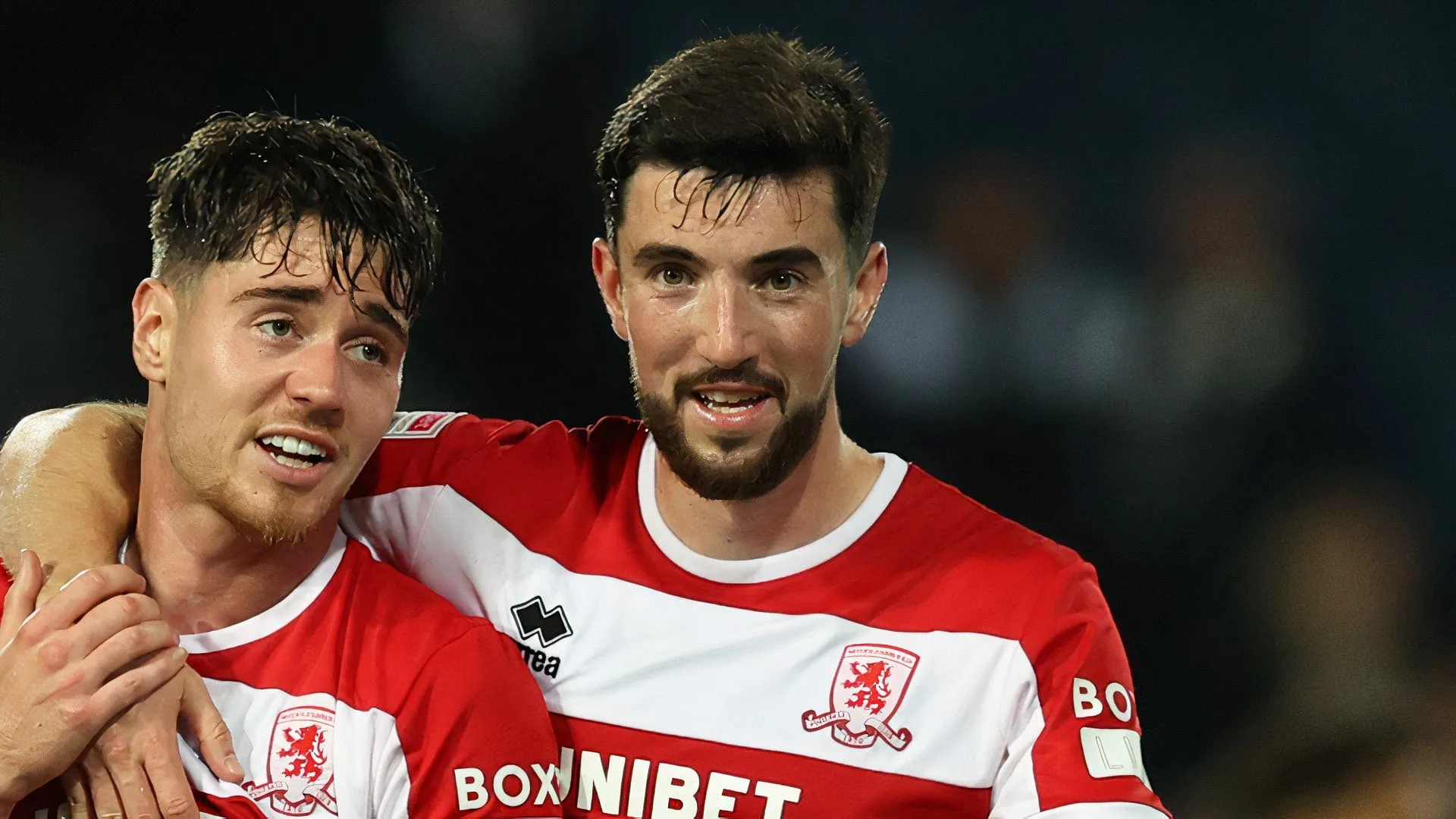 Logo và khung cảnh sân vận động Riverside của Middlesbrough
