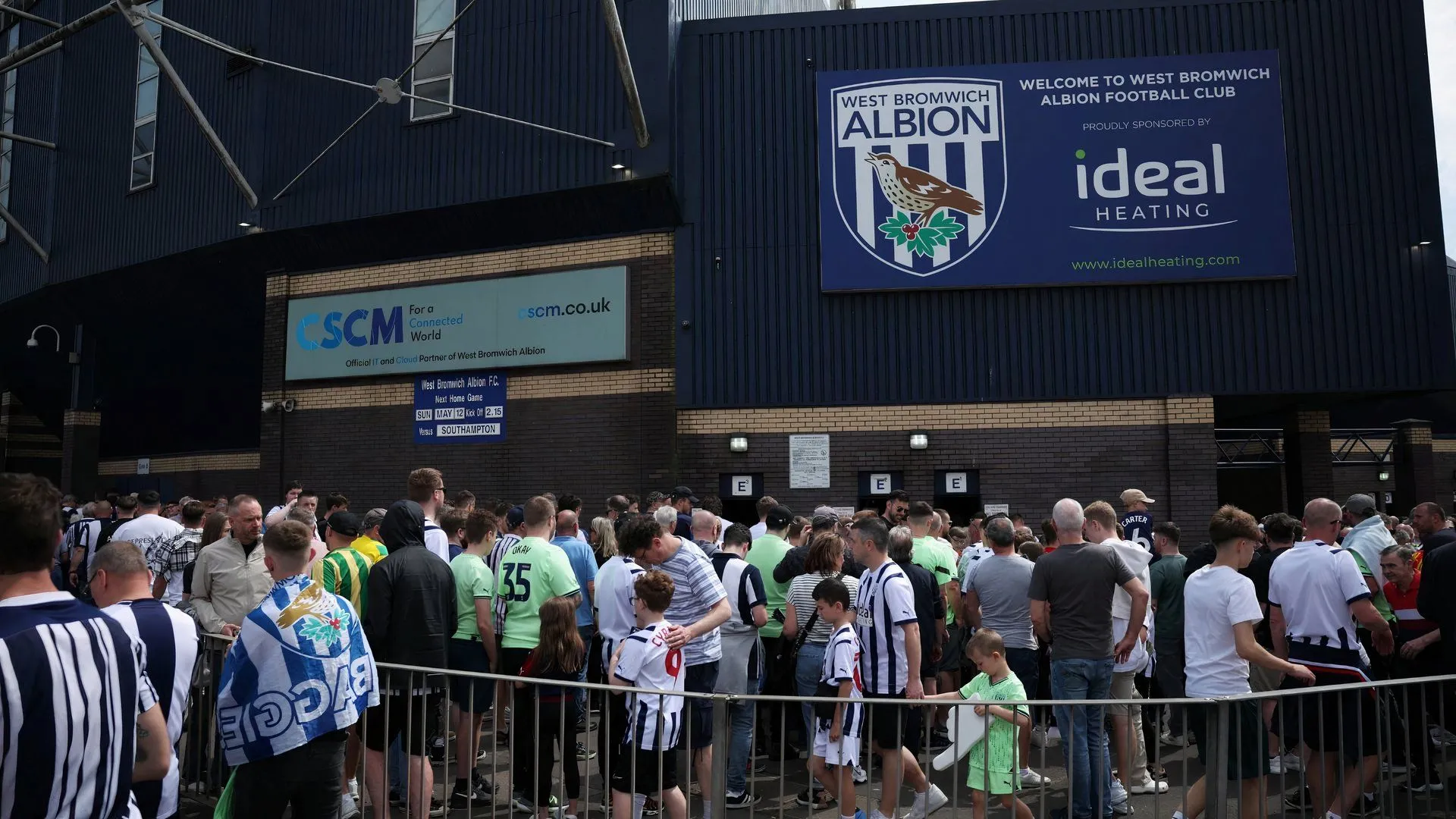 Người hâm mộ West Bromwich Albion tụ tập bên ngoài The Hawthorns