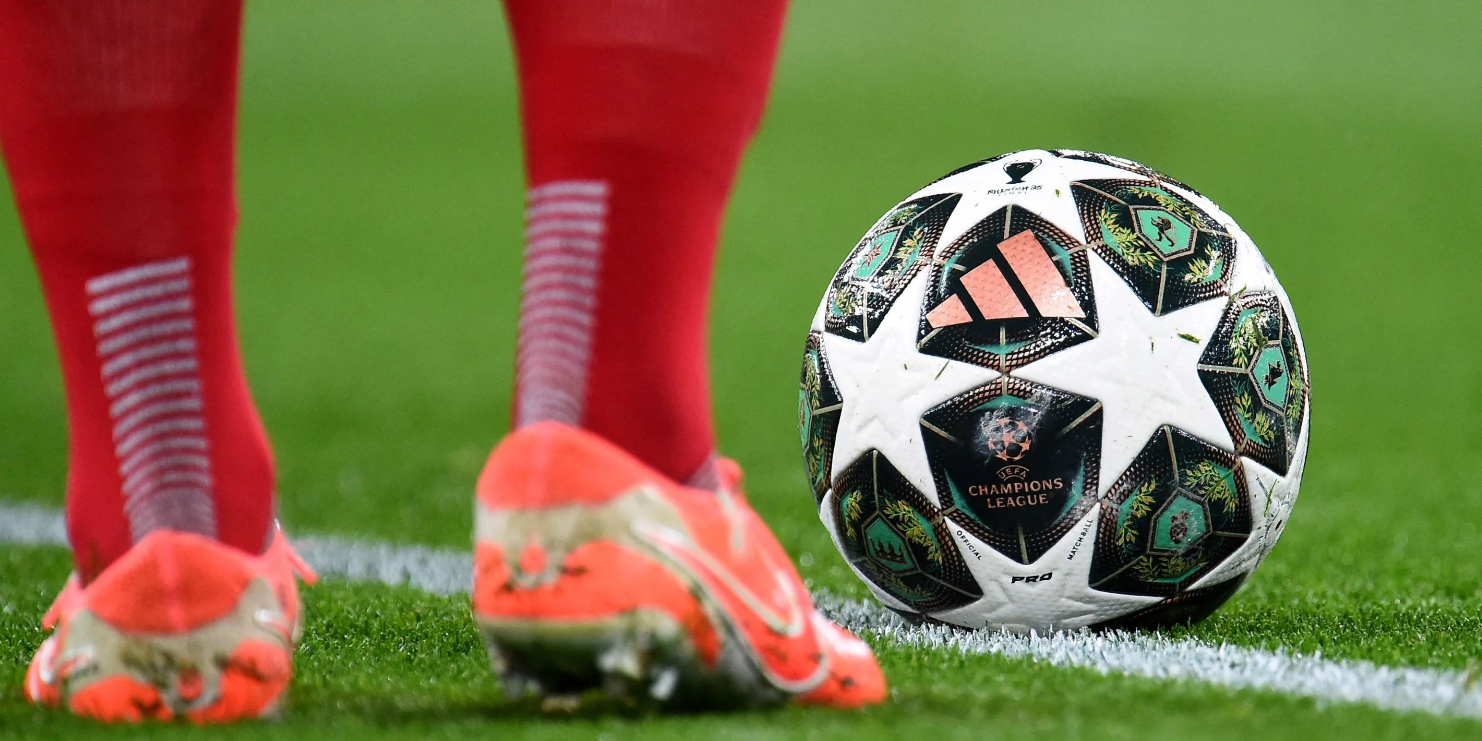 Quả bóng Champions League, biểu tượng cho mục tiêu và áp lực tài chính của Chelsea từ UEFA