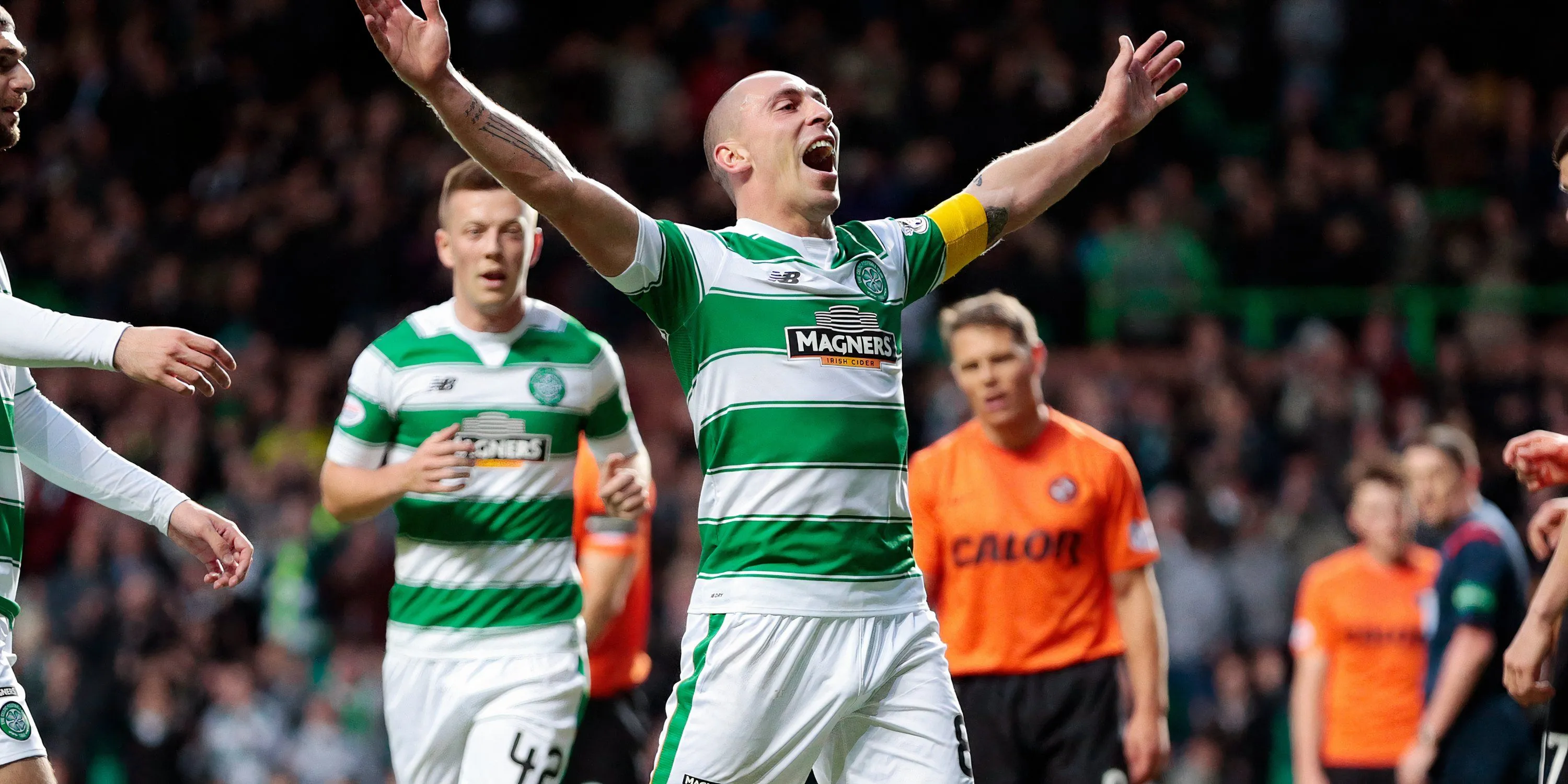 Scott Brown trong một trận đấu tại Ngoại hạng Scotland cho Celtic, biểu tượng của sự ổn định