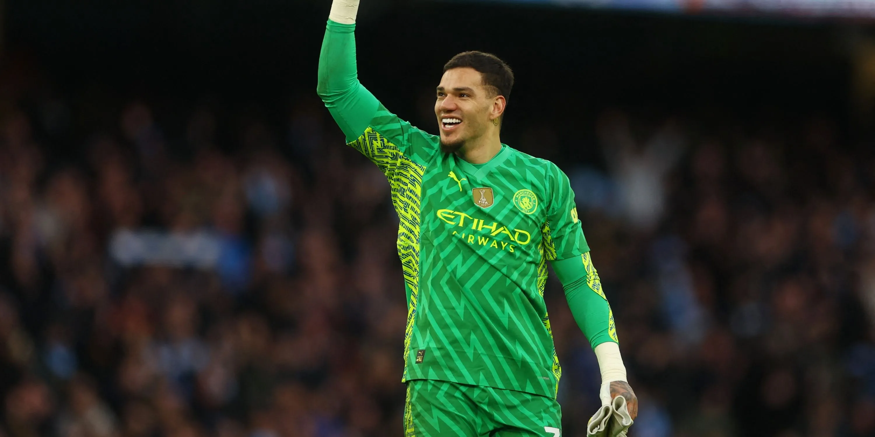 Thủ môn Ederson của Manchester City ăn mừng một khoảnh khắc trên sân.