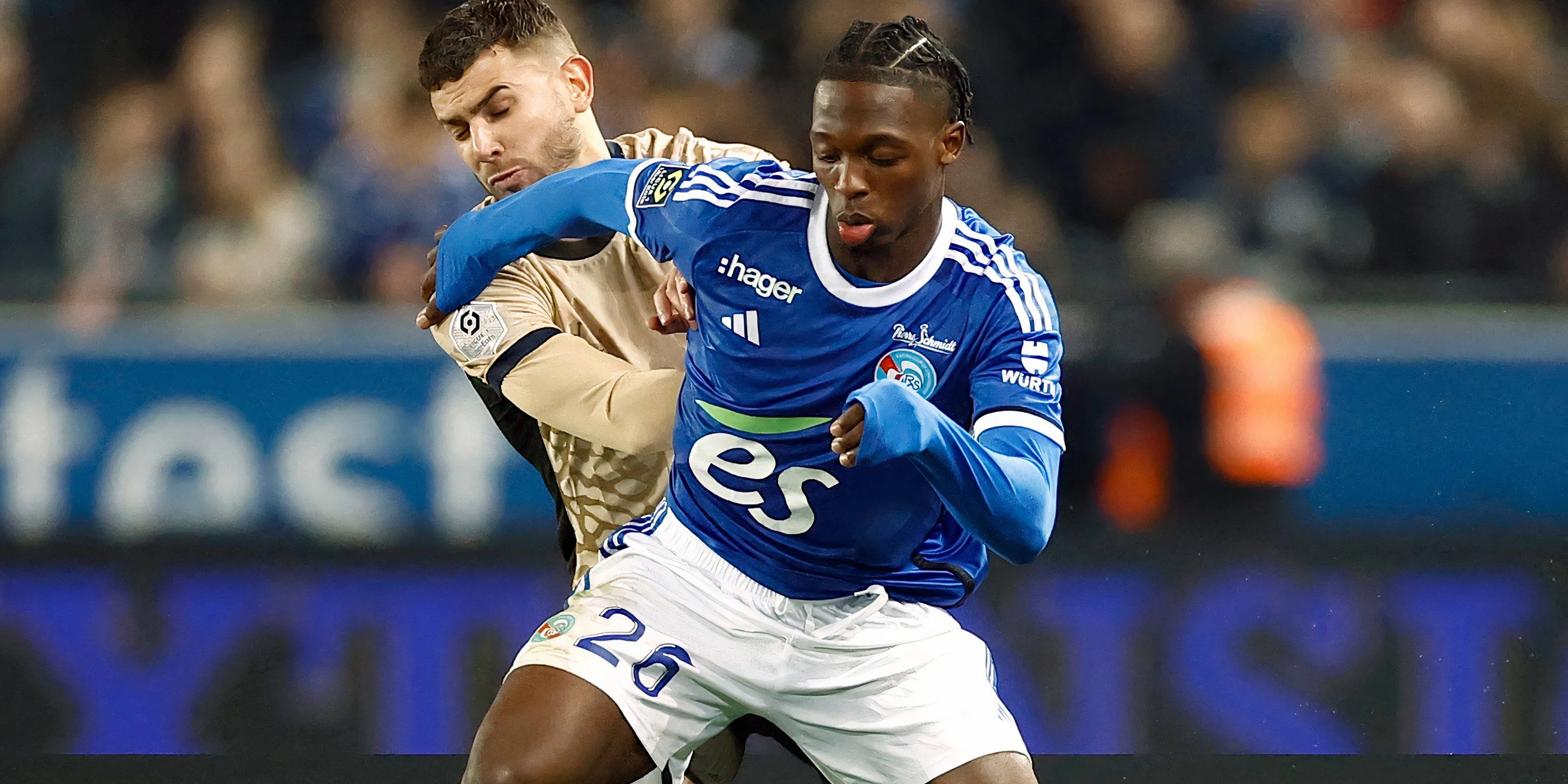 Tiền đạo Dilane Bakwa trong màu áo RC Strasbourg, mục tiêu chuyển nhượng của Leeds United