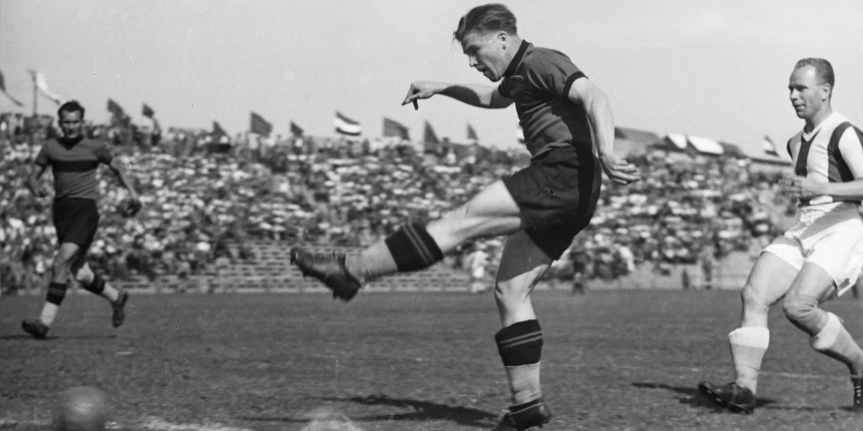 Tiền đạo huyền thoại Ferenc Puskas trong màu áo Budapest Honved.