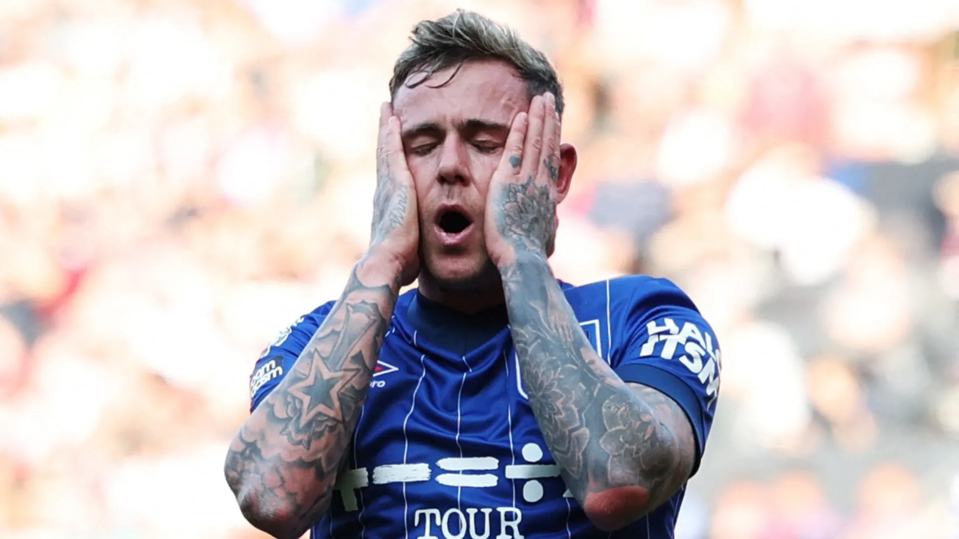 Tiền đạo Ipswich Town trong trận đấu tại Premier League, minh họa sức mạnh tấn công của đội