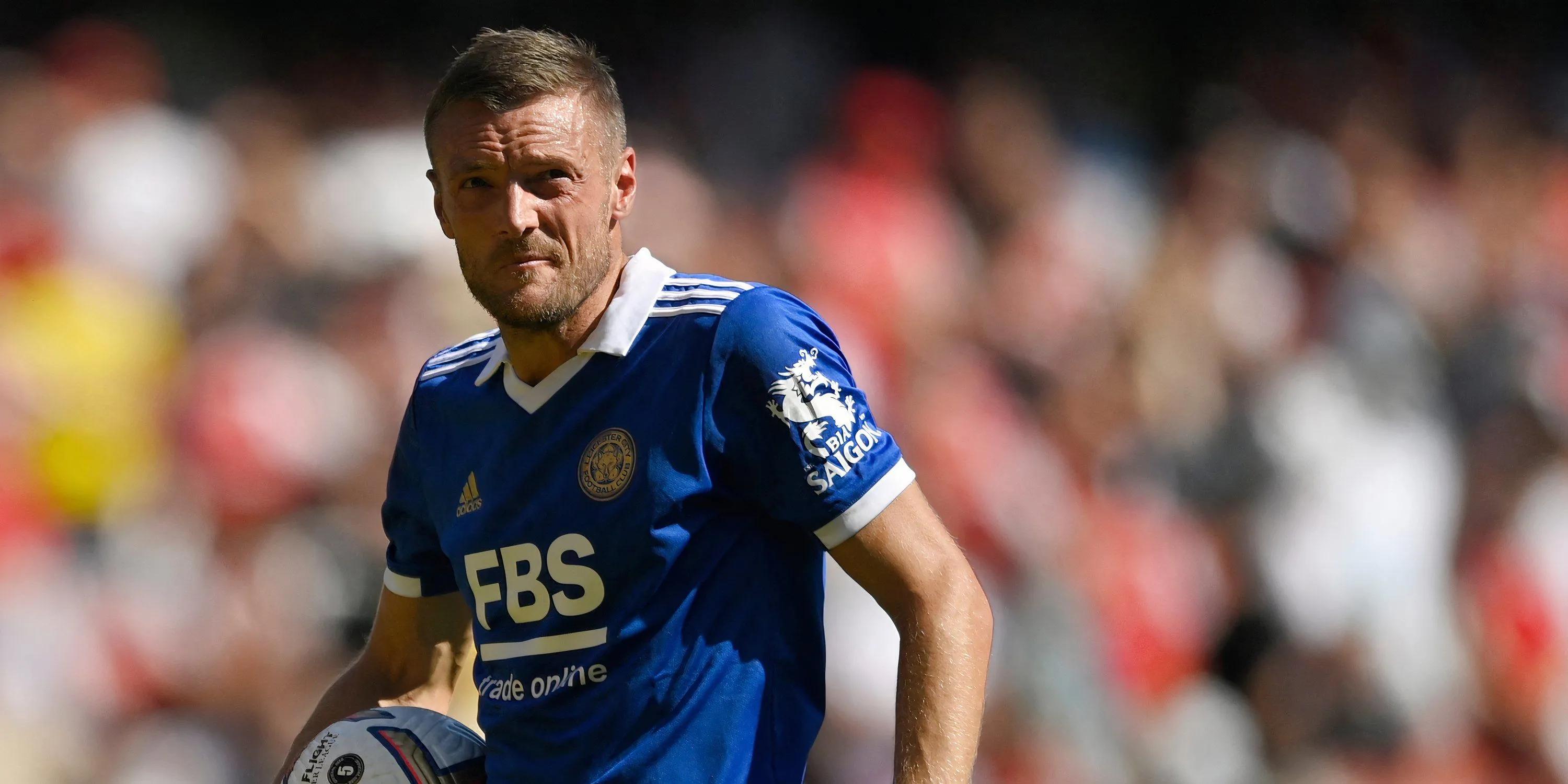 Tiền đạo Jamie Vardy của Leicester City ăn mừng bàn thắng với một nụ cười rạng rỡ, thể hiện sự bùng nổ và vai trò chủ chốt trong đội hình.