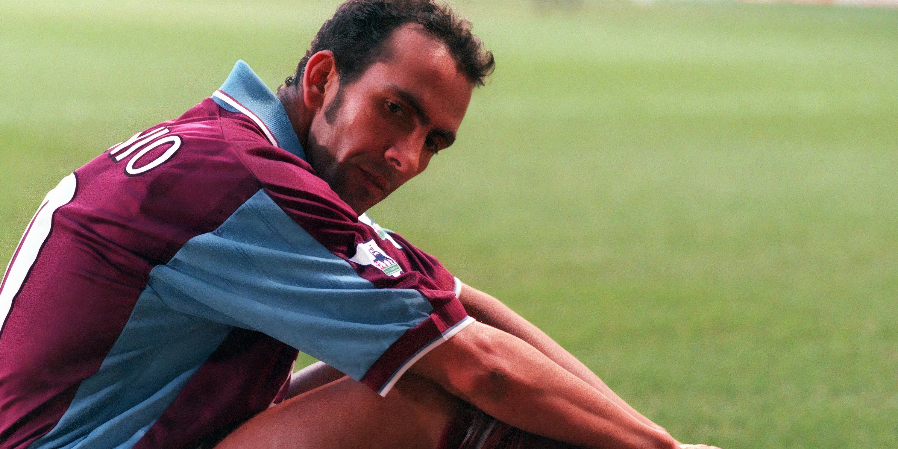 Tiền đạo Paolo Di Canio của West Ham United đang ăn mừng bàn thắng với vẻ mặt đầy cảm xúc, thể hiện tính cách bùng nổ và tài năng thiên bẩm.