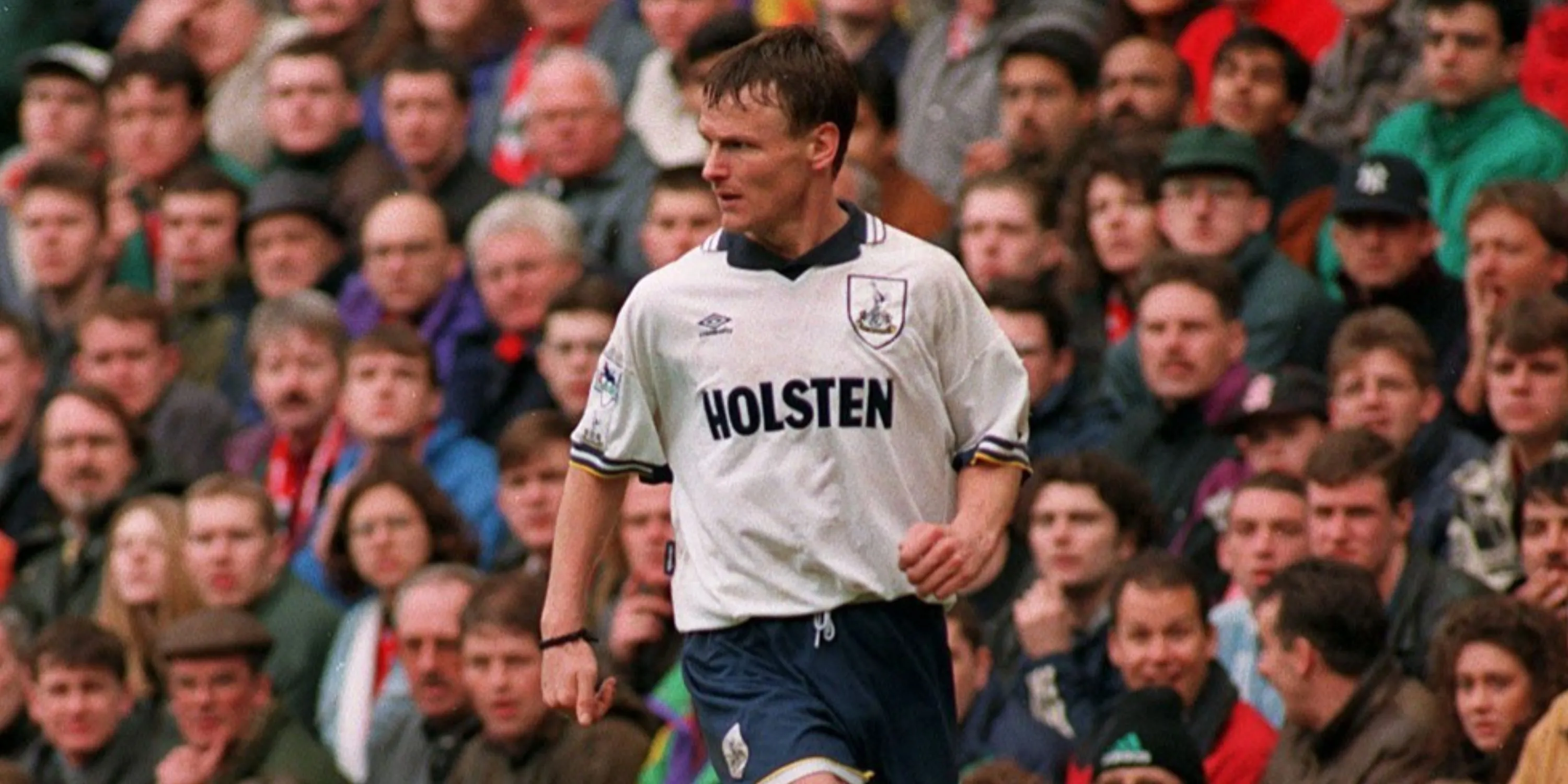 Tiền đạo Teddy Sheringham thi đấu trong màu áo Tottenham Hotspur