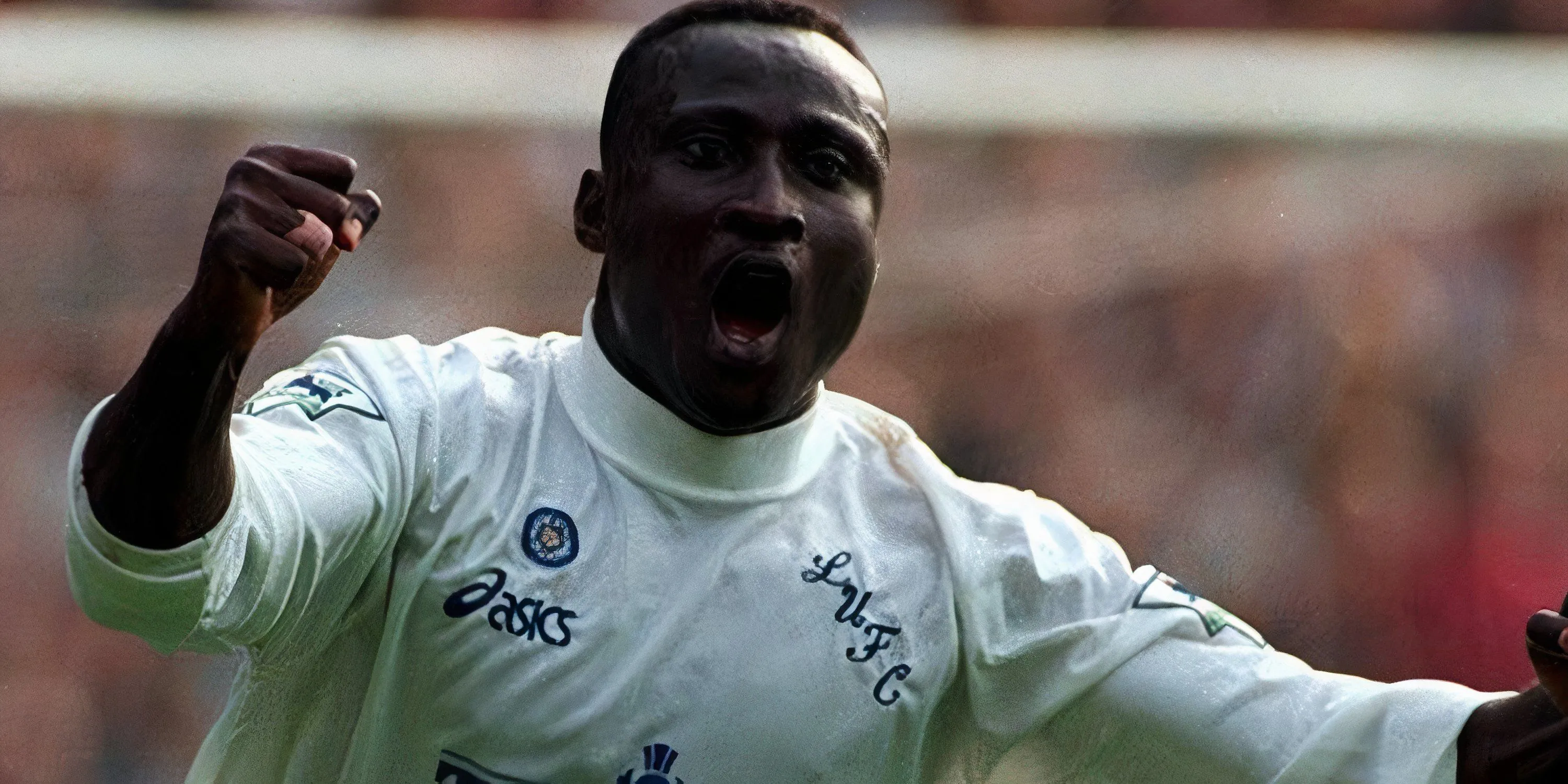 Tiền đạo Tony Yeboah của Leeds United đang thực hiện một cú sút uy lực, cho thấy khả năng ghi những bàn thắng đẹp mắt từ xa.
