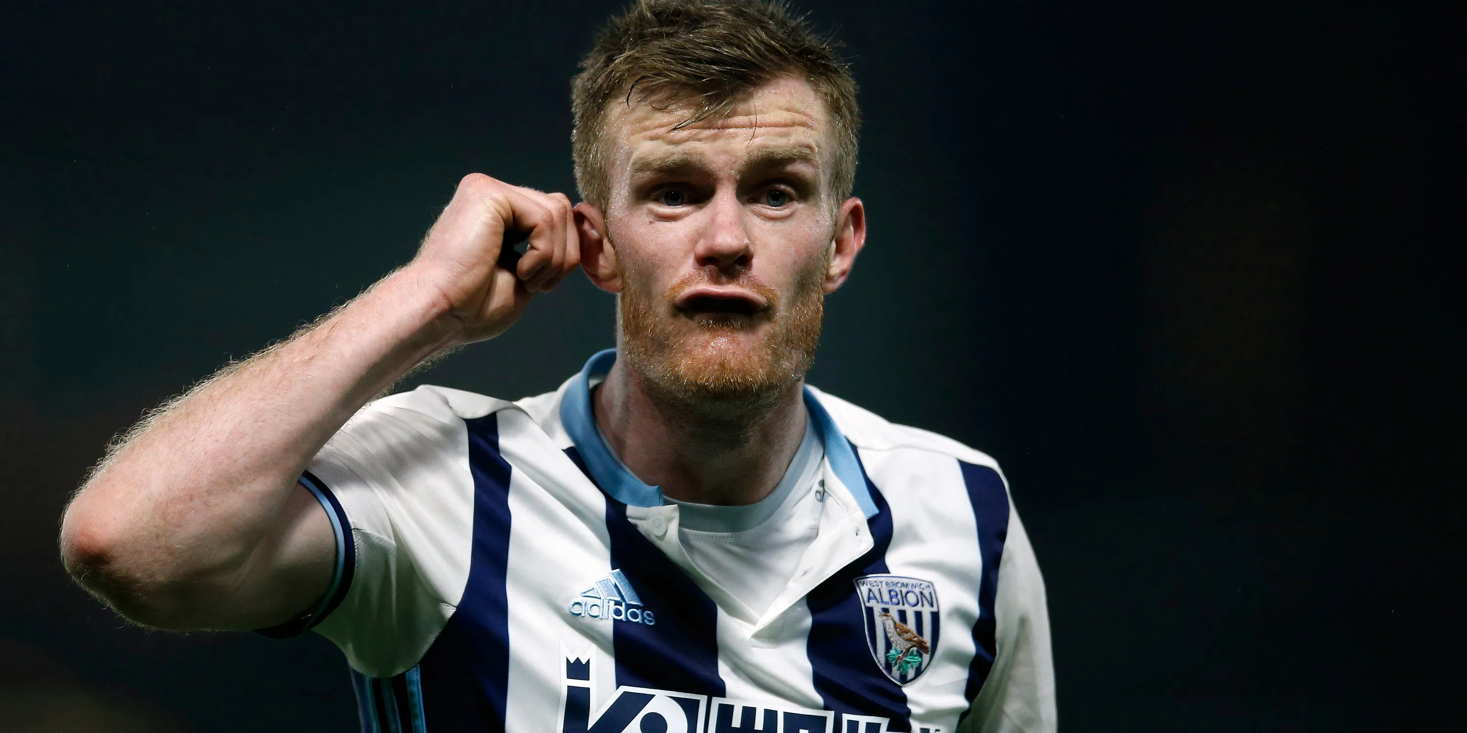 Tiền vệ Chris Brunt của West Bromwich Albion đang thực hiện một pha chuyền bóng chính xác, thể hiện khả năng phân phối bóng và tính linh hoạt.