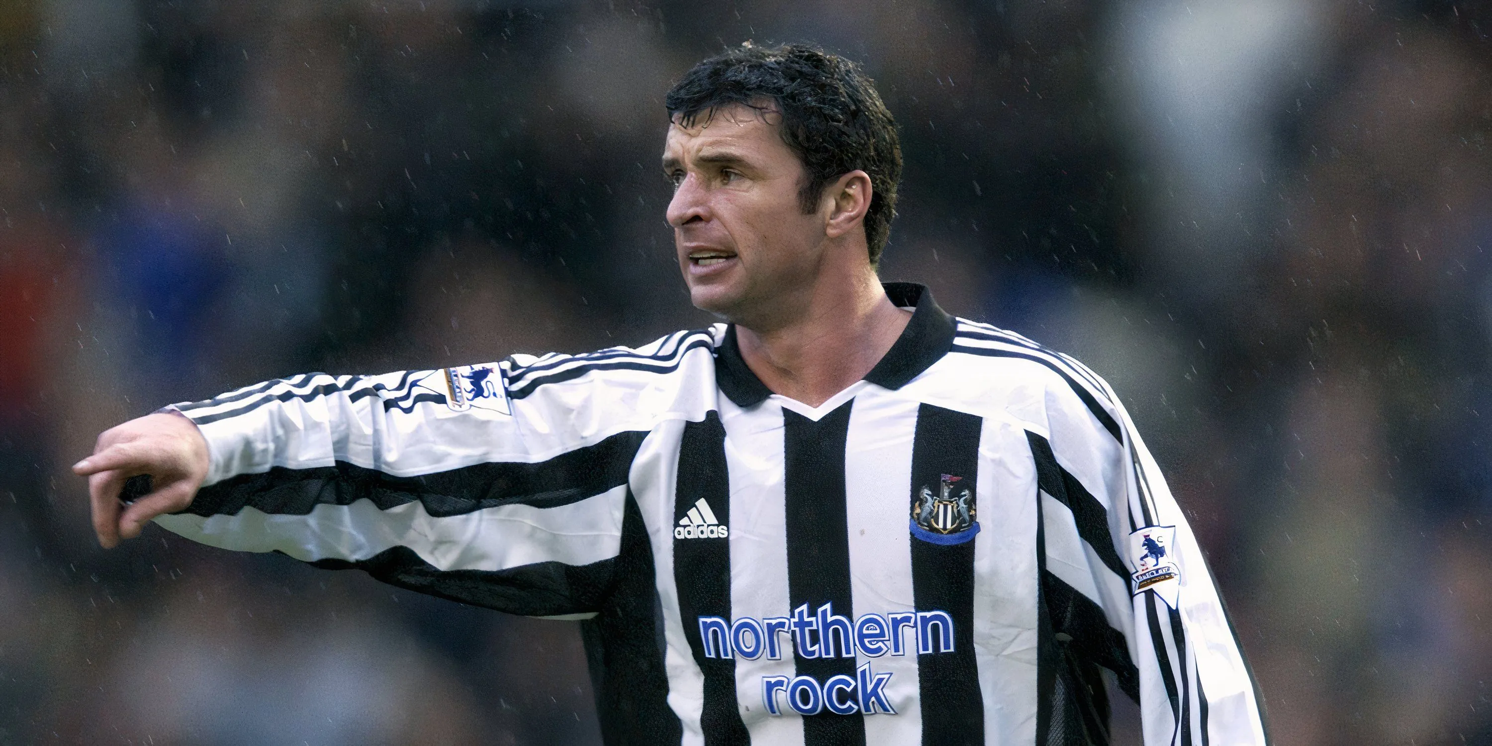 Tiền vệ Gary Speed của Leeds United trong tư thế sẵn sàng tranh chấp bóng, thể hiện sự năng nổ và bền bỉ.