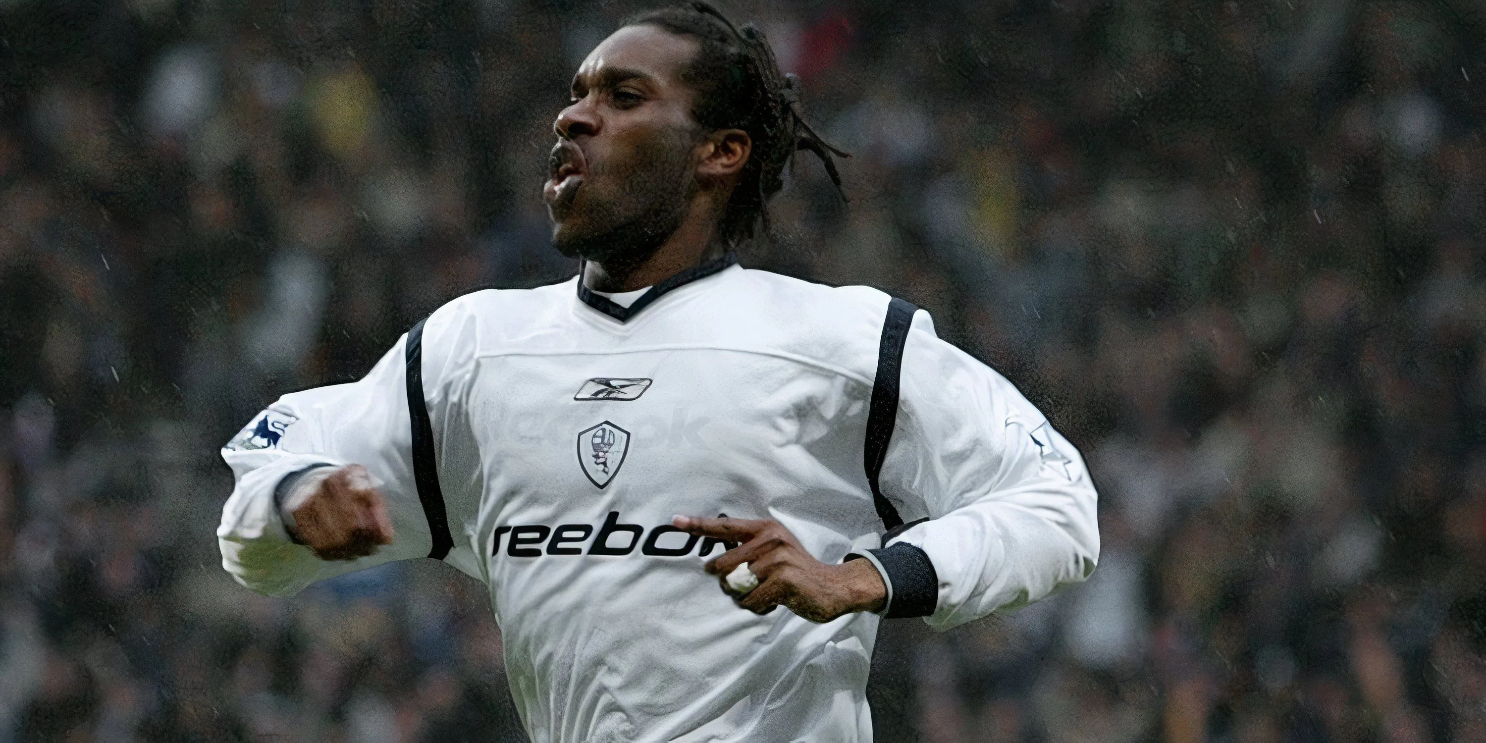Tiền vệ Jay-Jay Okocha trong màu áo Bolton Wanderers đang thực hiện một pha rê bóng kỹ thuật, thể hiện kỹ năng cá nhân điêu luyện của anh.