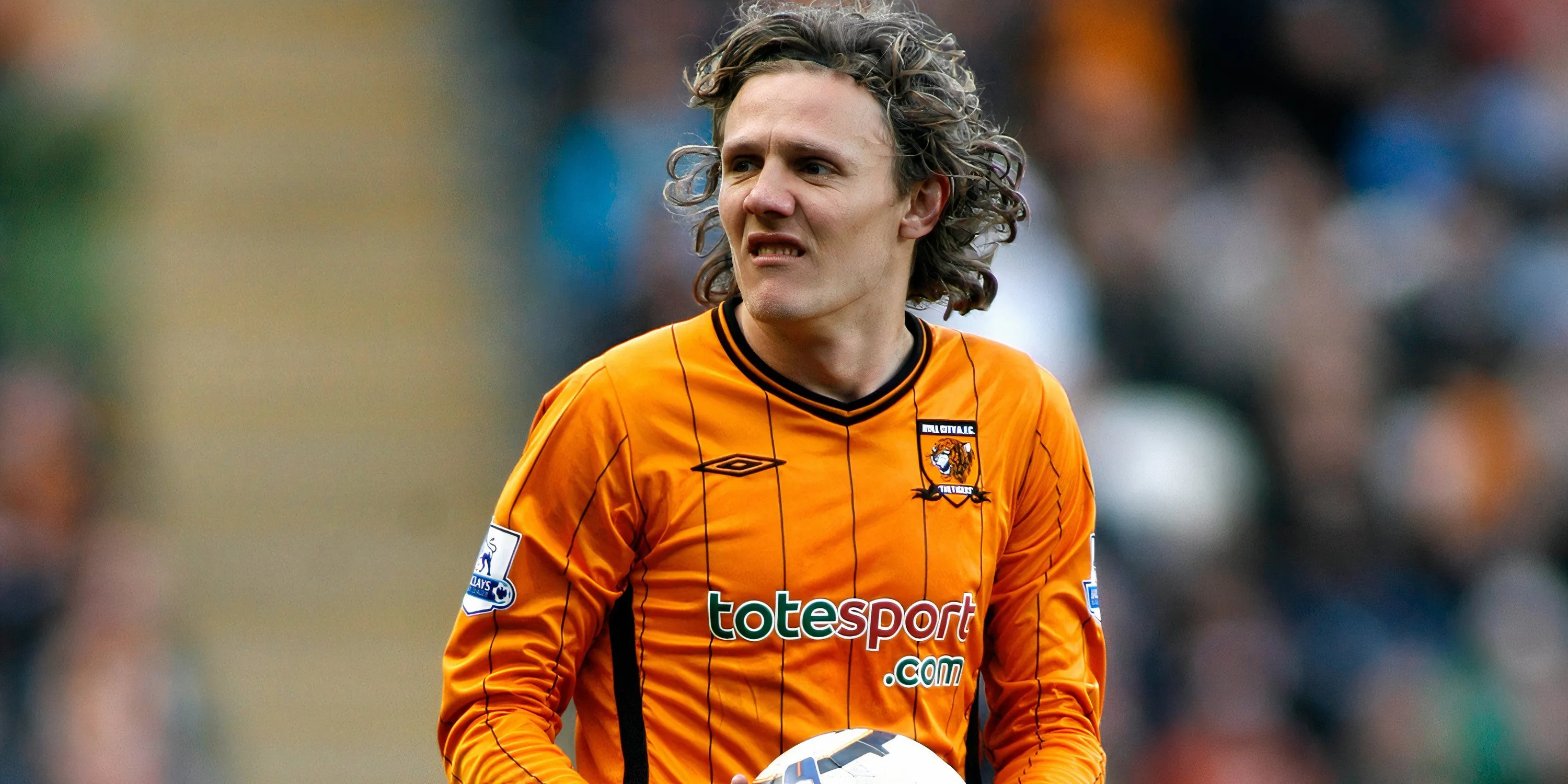 Tiền vệ Jimmy Bullard trong màu áo Hull City, thể hiện vẻ mặt hài hước và tinh thần vui vẻ đặc trưng của anh trên sân cỏ.