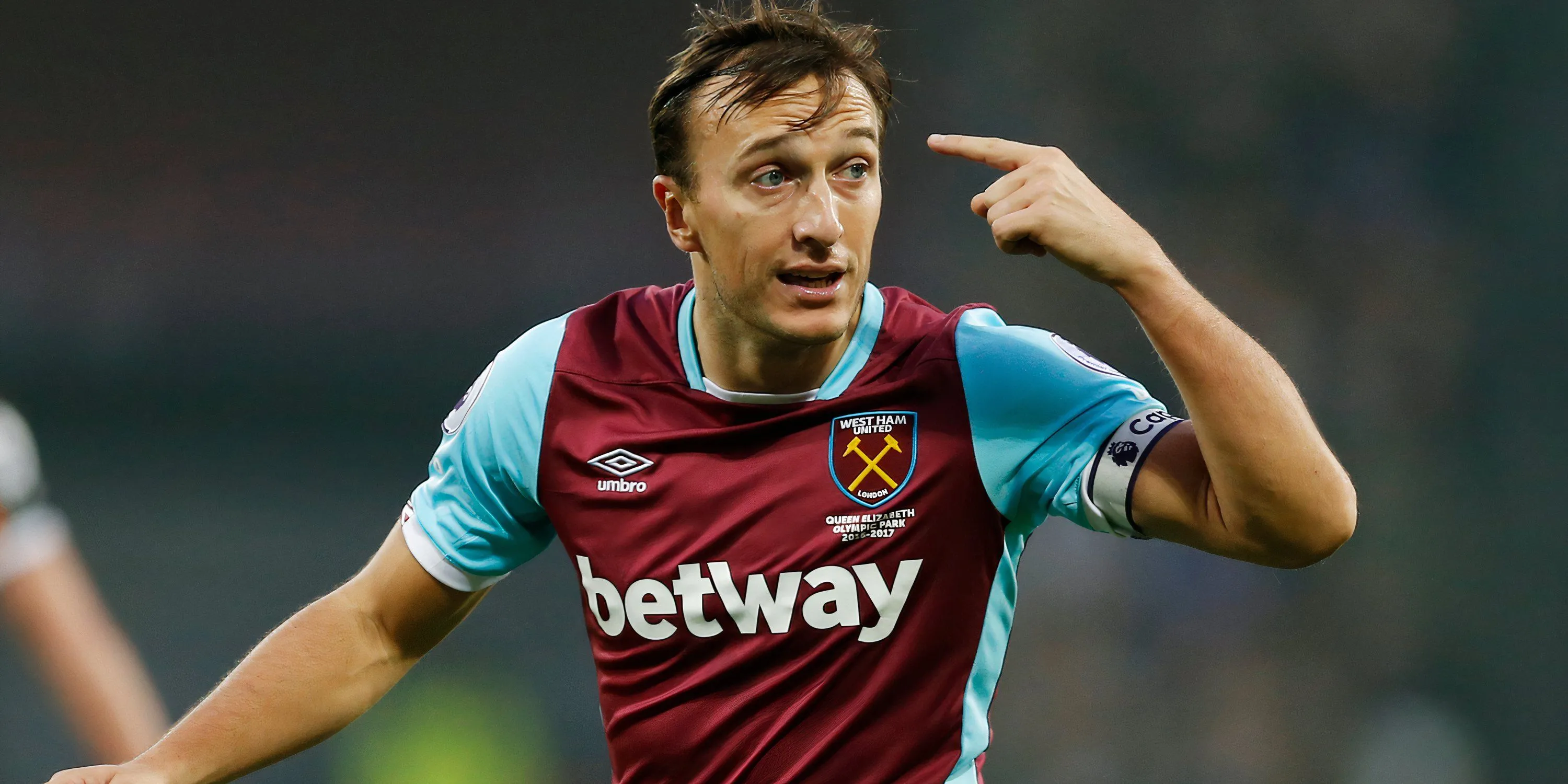 Tiền vệ Mark Noble của West Ham United ăn mừng bàn thắng từ chấm phạt đền, thể hiện phong thái tự tin và là một biểu tượng của câu lạc bộ.