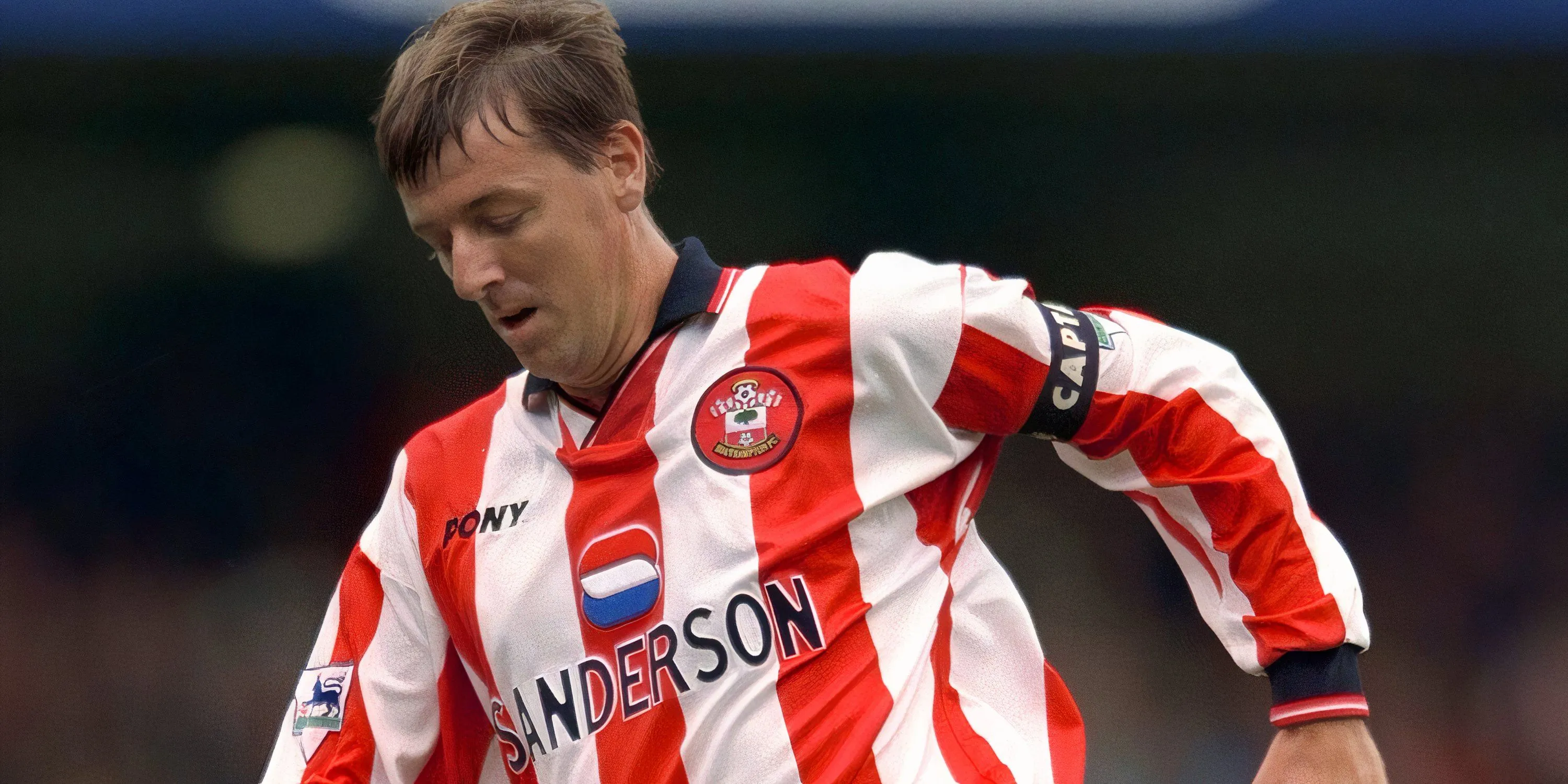 Tiền vệ Matt Le Tissier trong màu áo Southampton ăn mừng bàn thắng, thể hiện niềm vui và phong cách chơi đầy kỹ thuật.