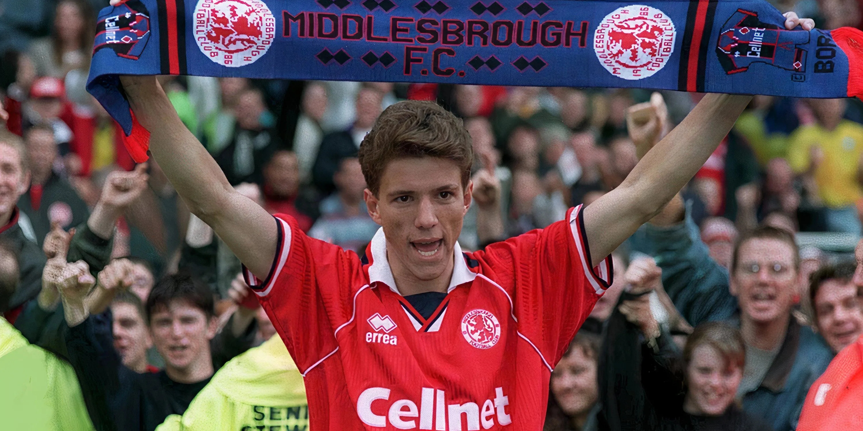 Tiền vệ tấn công Juninho của Middlesbrough đang điều khiển trái bóng một cách điệu nghệ, thể hiện kỹ năng và sự sáng tạo.