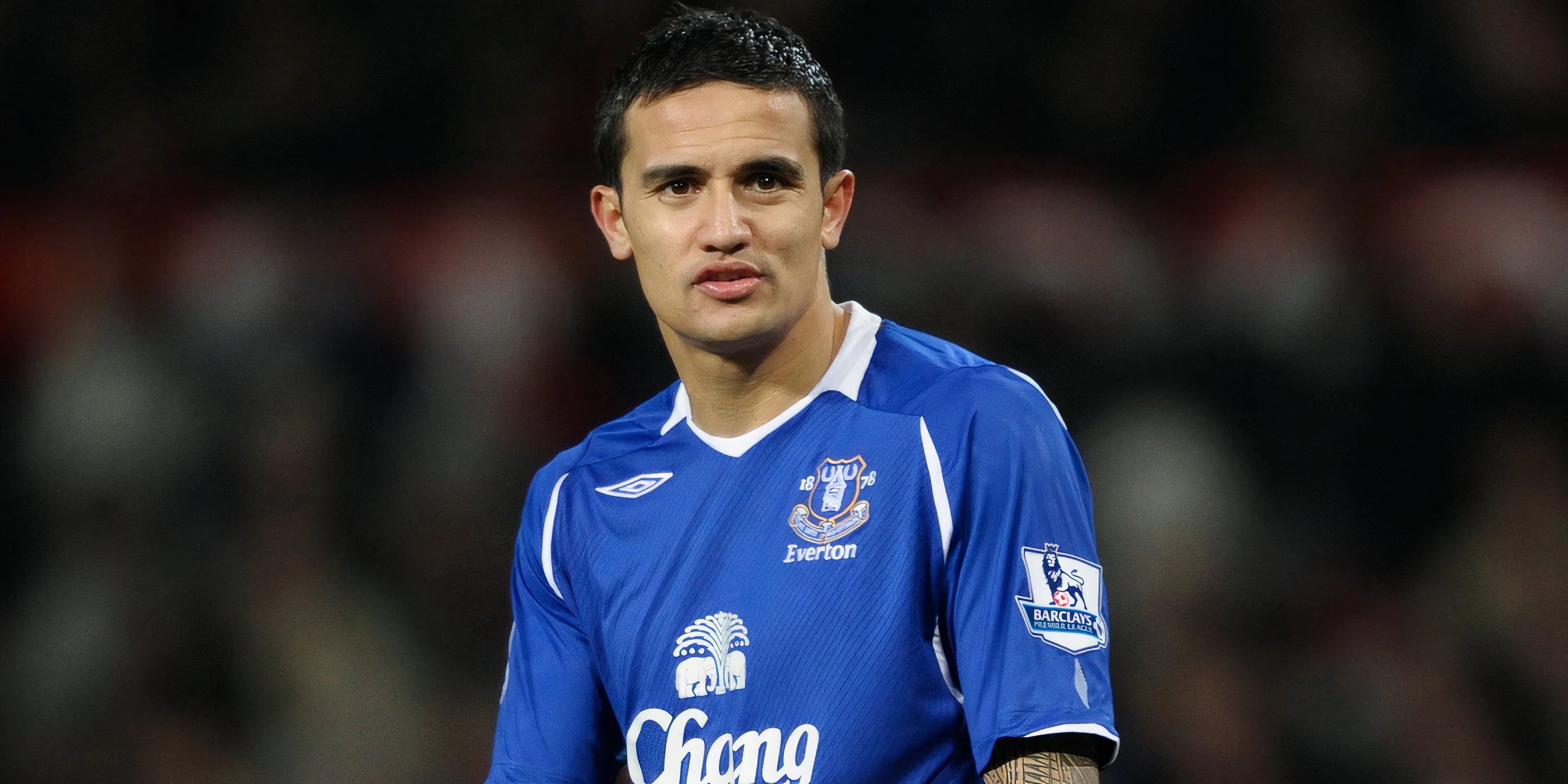 Tiền vệ Tim Cahill của Everton đang ăn mừng bàn thắng bằng pha đấm vào cột cờ góc, một thương hiệu riêng của anh.