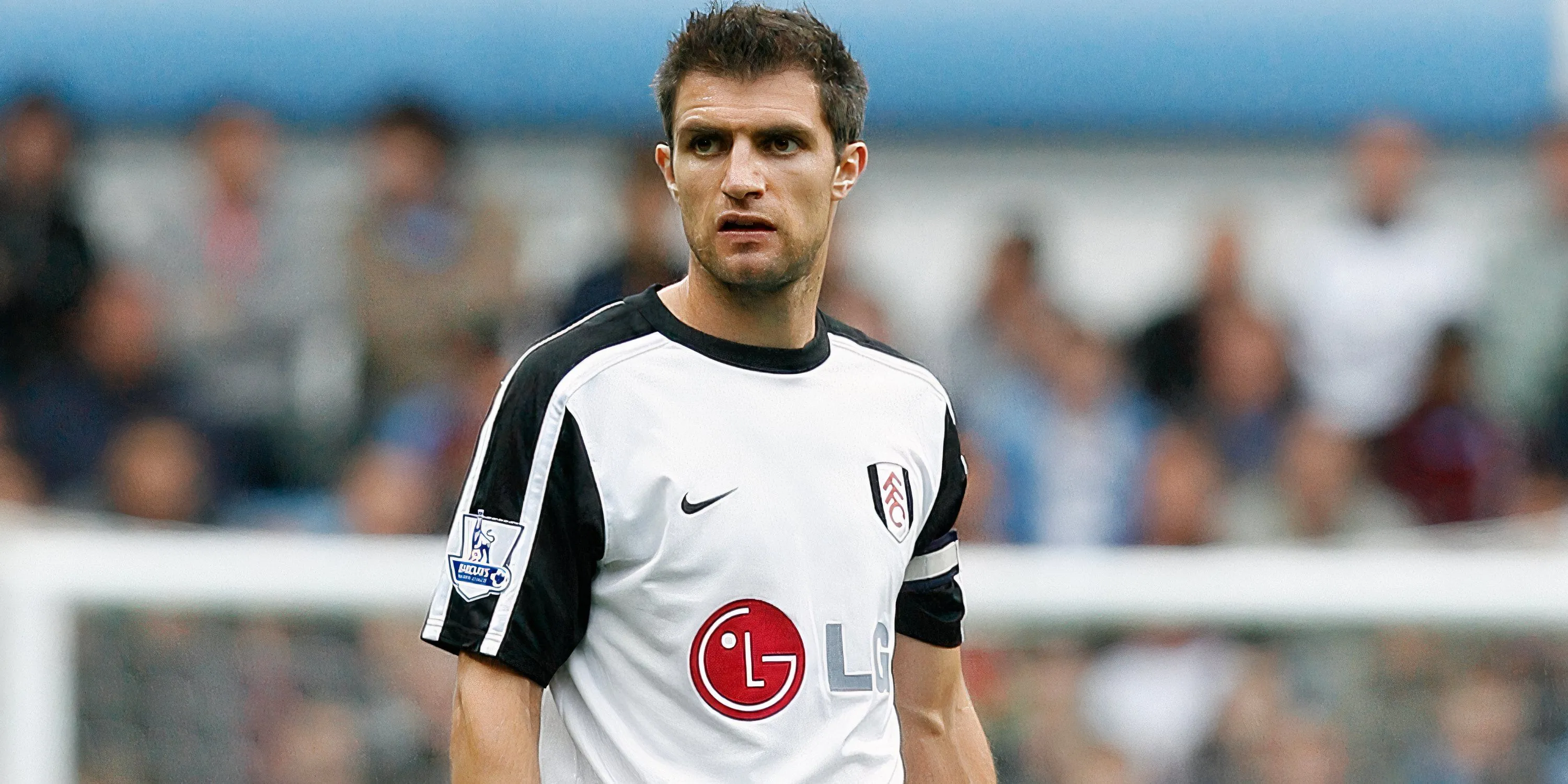Trung vệ Aaron Hughes thi đấu cho Fulham, thể hiện sự điềm tĩnh và kinh nghiệm trong vai trò phòng ngự.