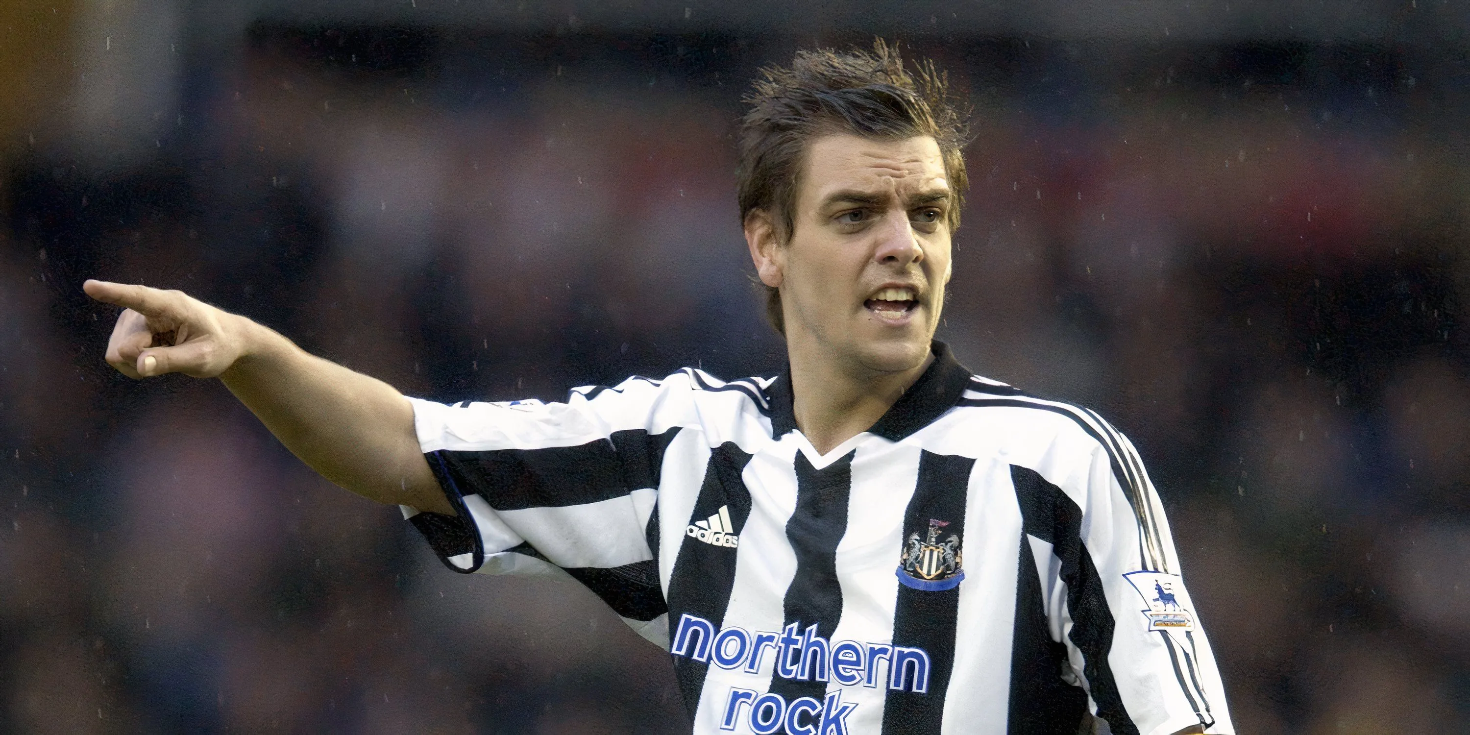 Trung vệ Jonathan Woodgate trong màu áo Newcastle United, thể hiện sự mạnh mẽ trong các pha tranh chấp bóng bổng.