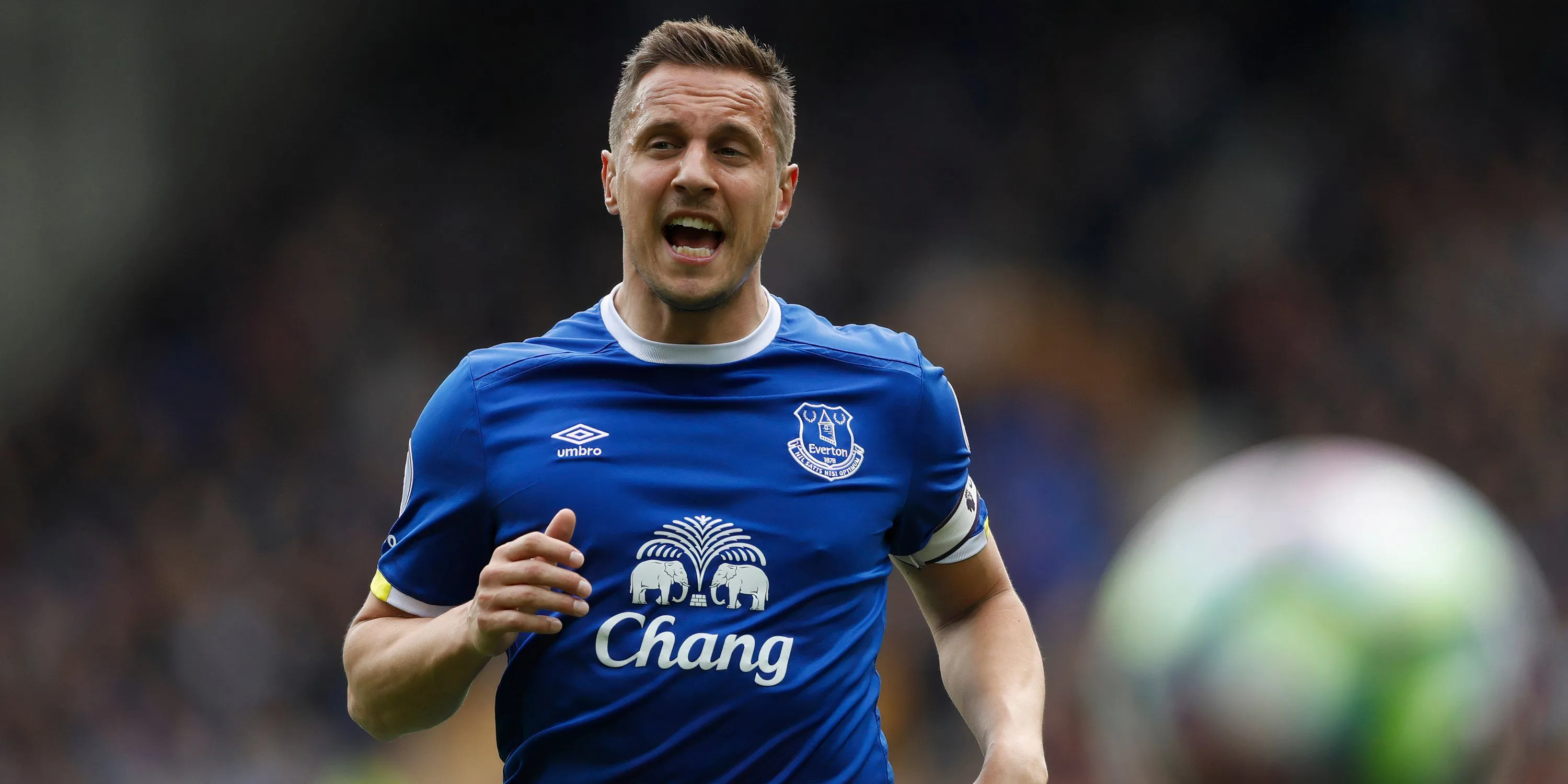 Trung vệ Phil Jagielka đang ăn mừng bàn thắng trong màu áo Everton, thể hiện tinh thần chiến đấu và khả năng ghi bàn từ các tình huống cố định.