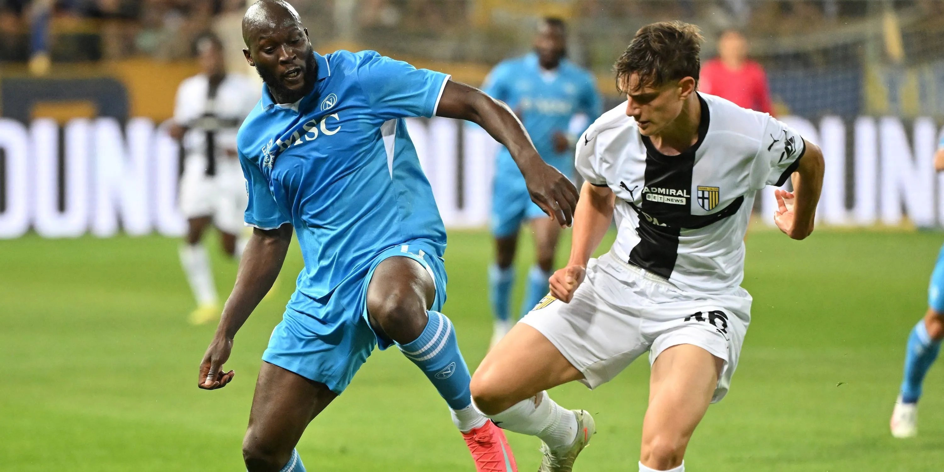 Trung vệ trẻ Giovanni Leoni của Parma đối đầu với Romelu Lukaku