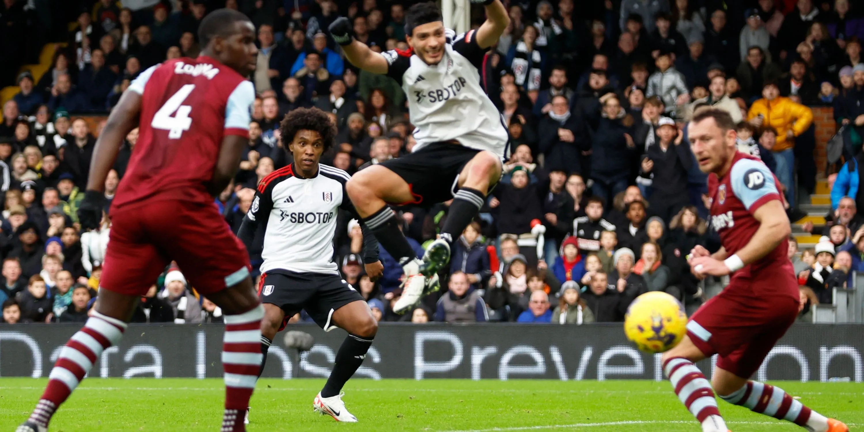 Willian ghi bàn trong trận Fulham 5-0 West Ham, hình ảnh cầu thủ Fulham đang ăn mừng