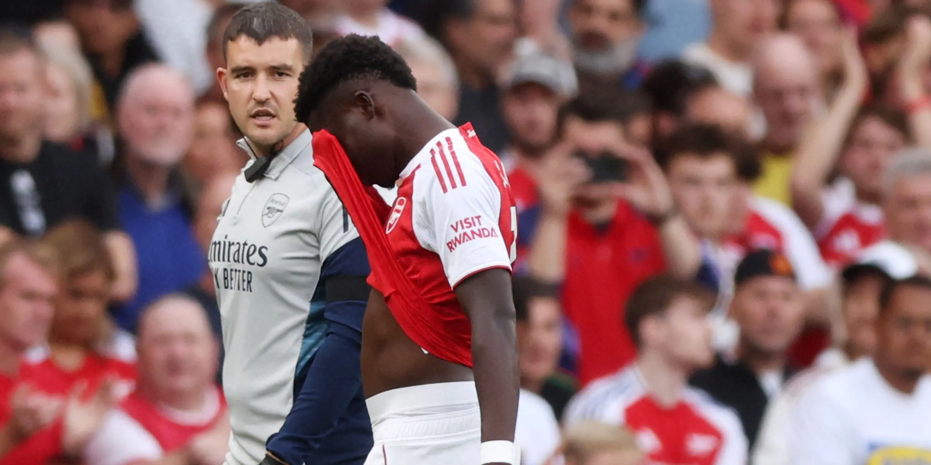 Bukayo Saka thất vọng sau khi dính chấn thương gân kheo trong trận đấu