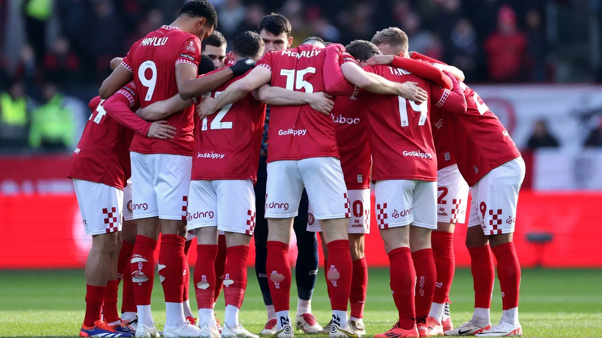 Các cầu thủ Bristol City hội ý trên sân, đội bóng có thể hưởng lợi từ sự sáng tạo của Patrick Roberts.