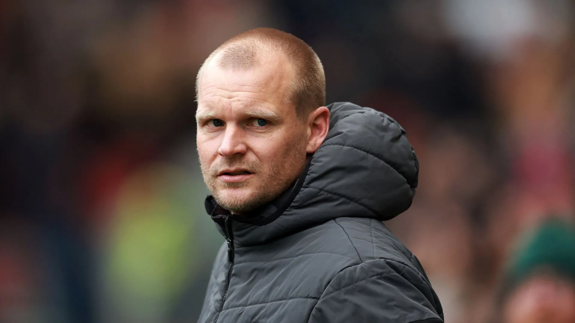 Huấn luyện viên Liam Manning của Norwich City đang chỉ đạo