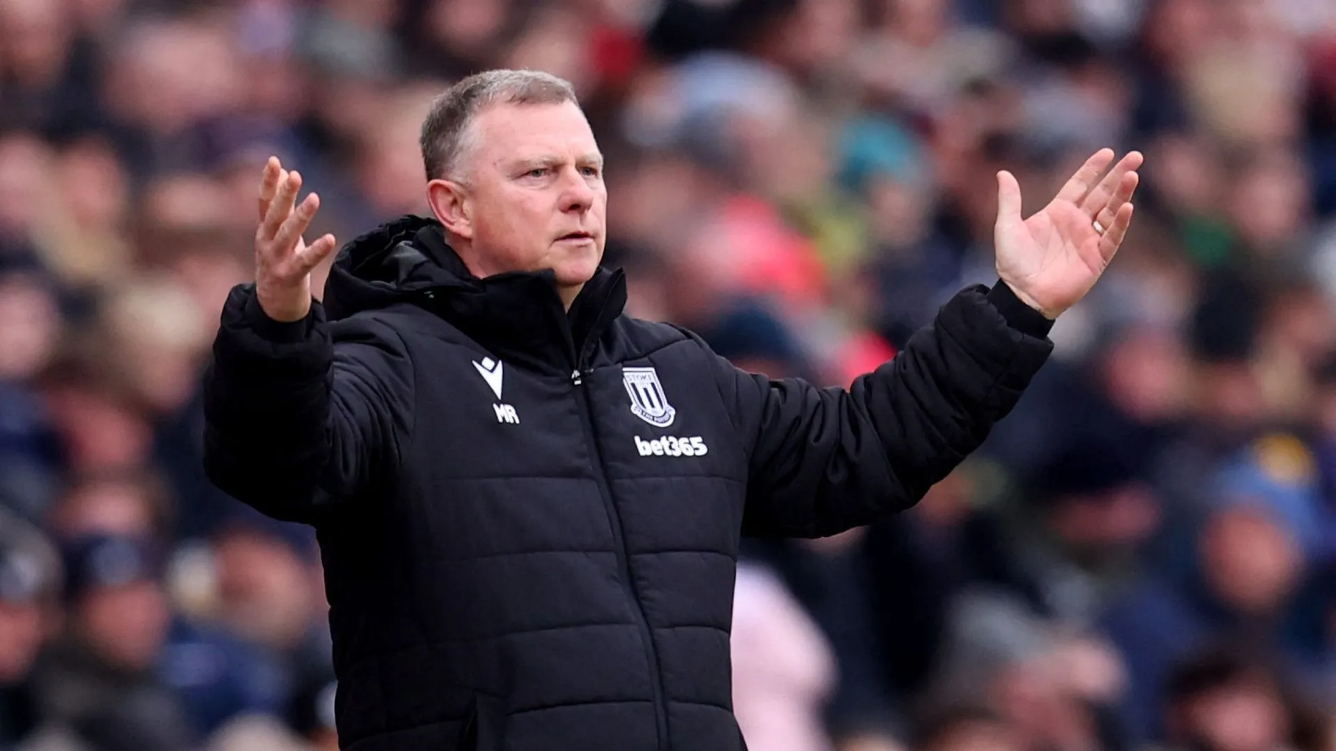 Huấn luyện viên Mark Robins của Stoke City chỉ đạo đội bóng