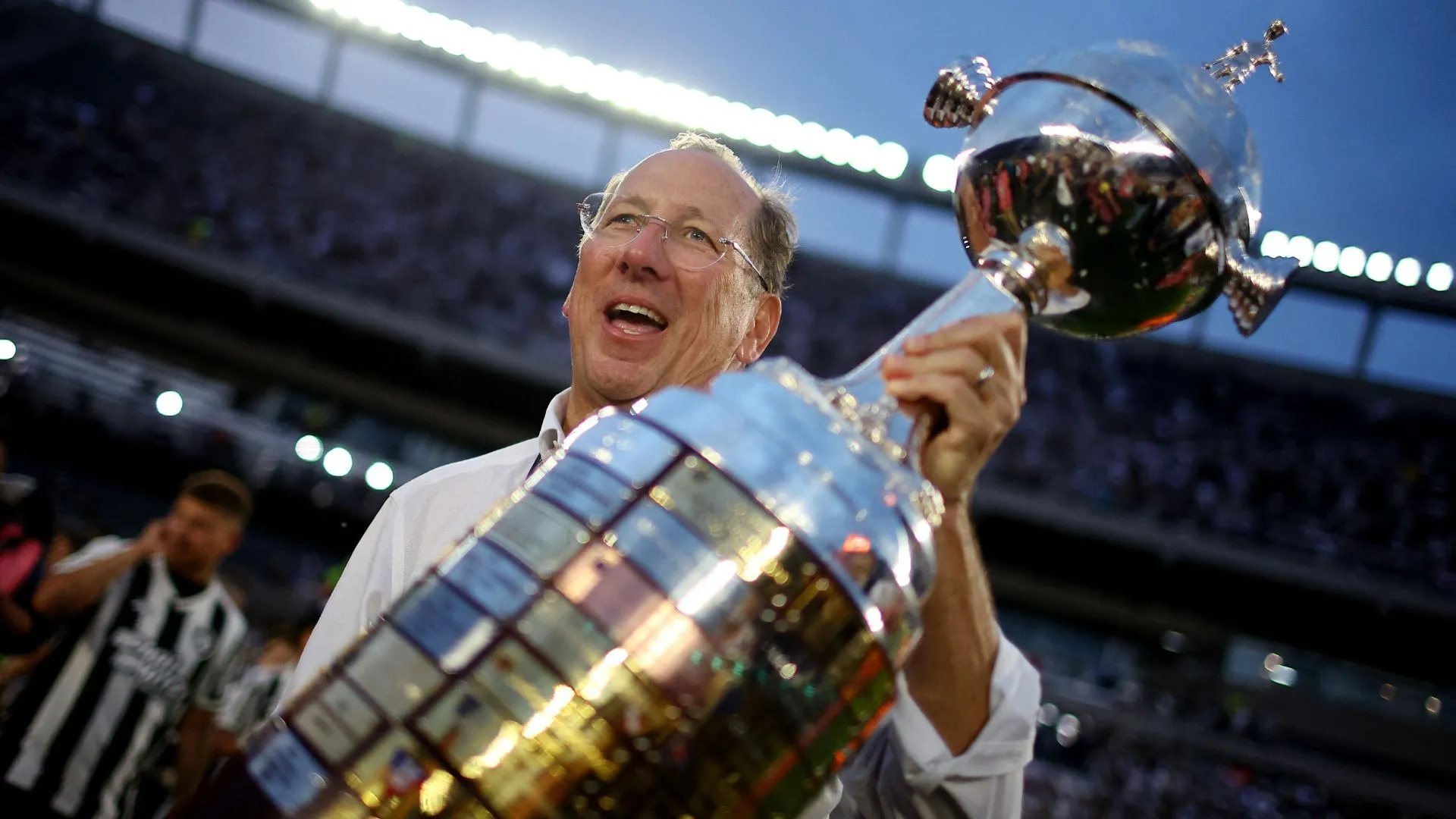 John Textor ăn mừng cùng cúp Copa Libertadores sau thành công với Botafogo, minh chứng cho kỷ nguyên mới của đầu tư bóng đá tại Brazil