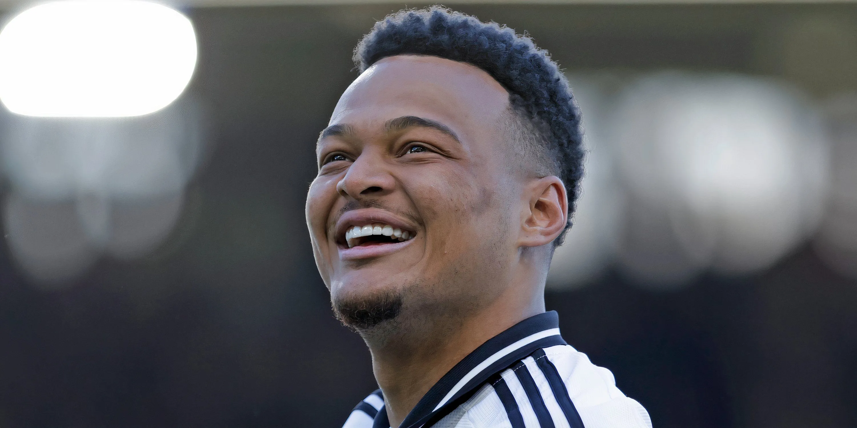 Rodrigo Muniz trong một pha bóng tấn công của Fulham