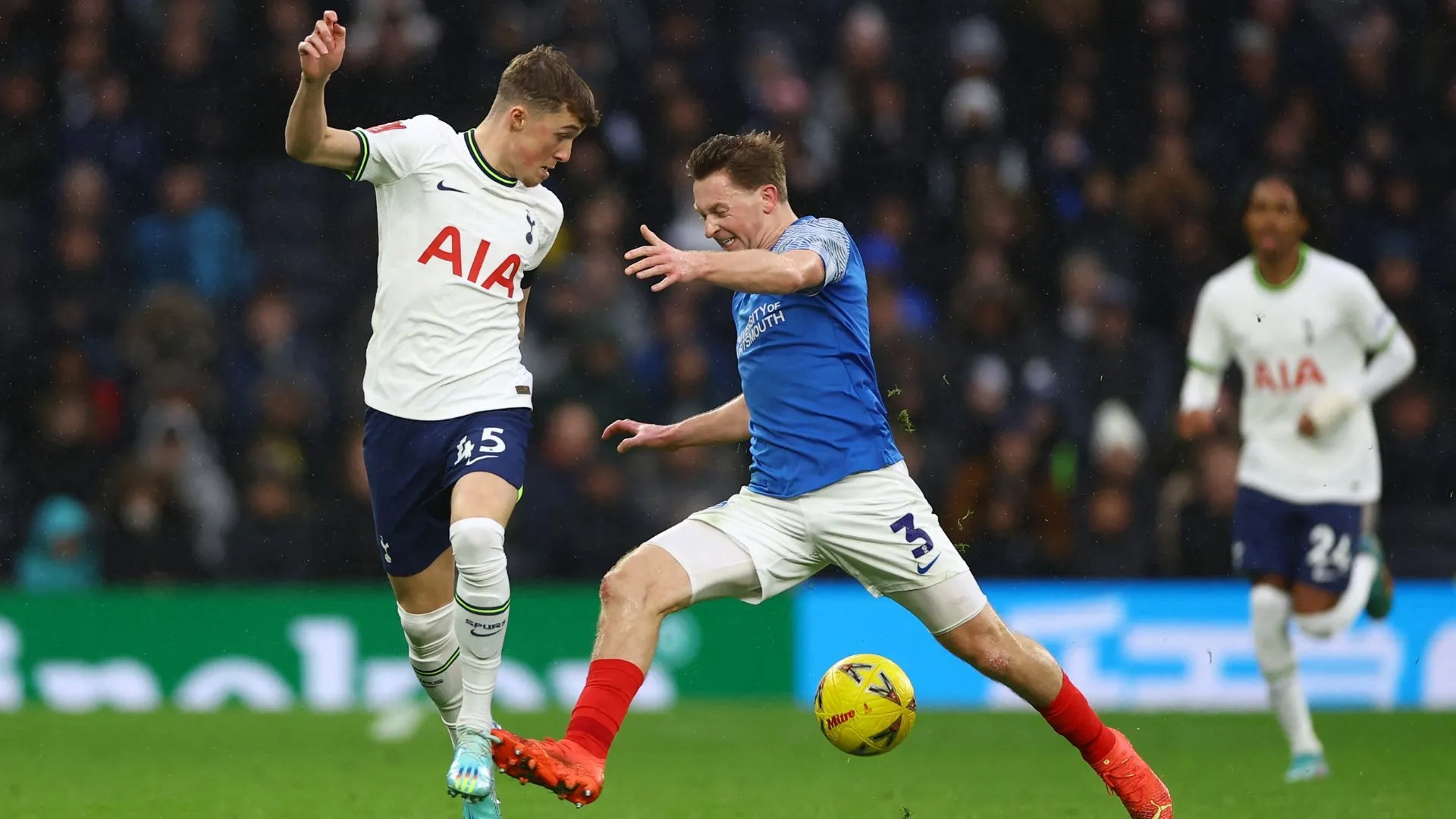 Tiền vệ Alfie Devine của Tottenham