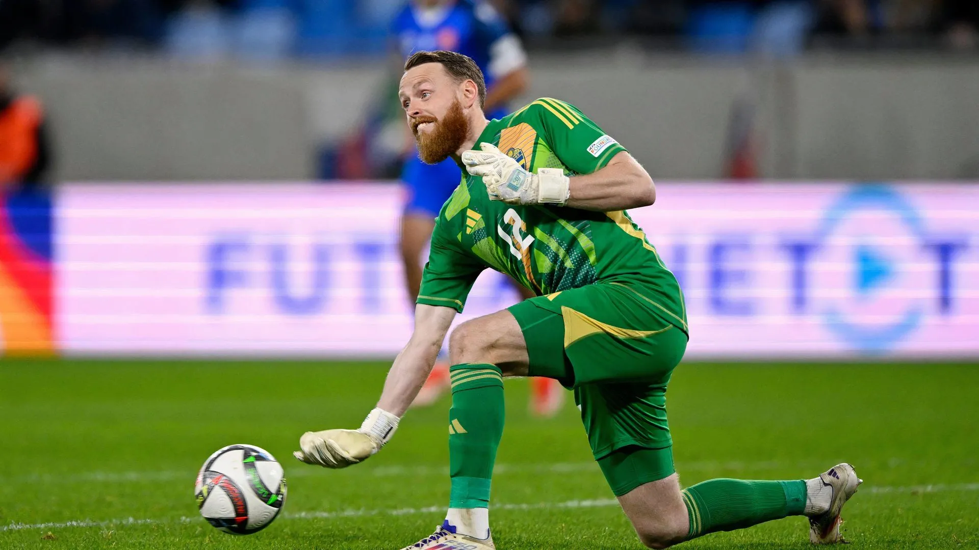 Viktor Johansson tập trung cao độ trong trận đấu của Stoke City