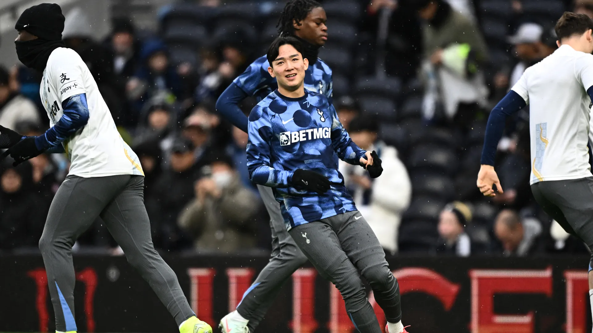 Yang Min-hyeok của QPR khởi động, sẵn sàng cho những thử thách mới tại Championship sau khi được Tottenham chú ý