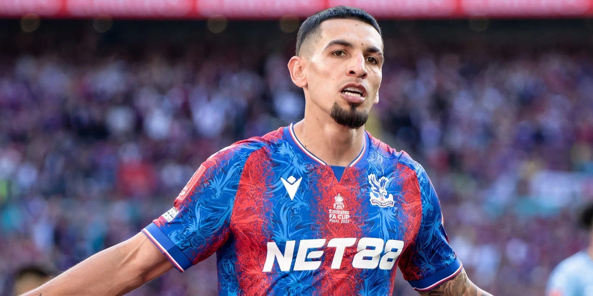 Daniel Munoz thi đấu với năng lượng cao ở cánh phải cho Crystal Palace