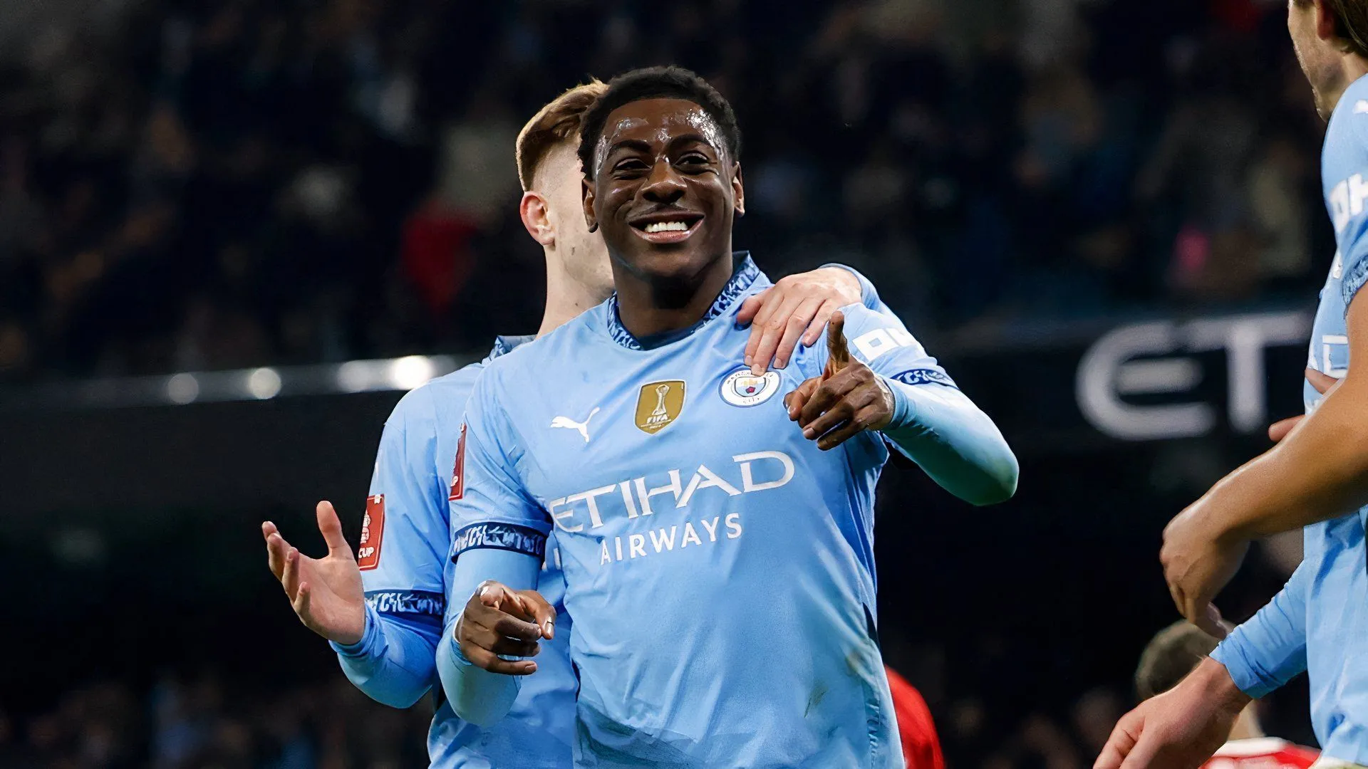 Divin Mubama tỏa sáng trên sân cỏ Premier League 2 của Man City